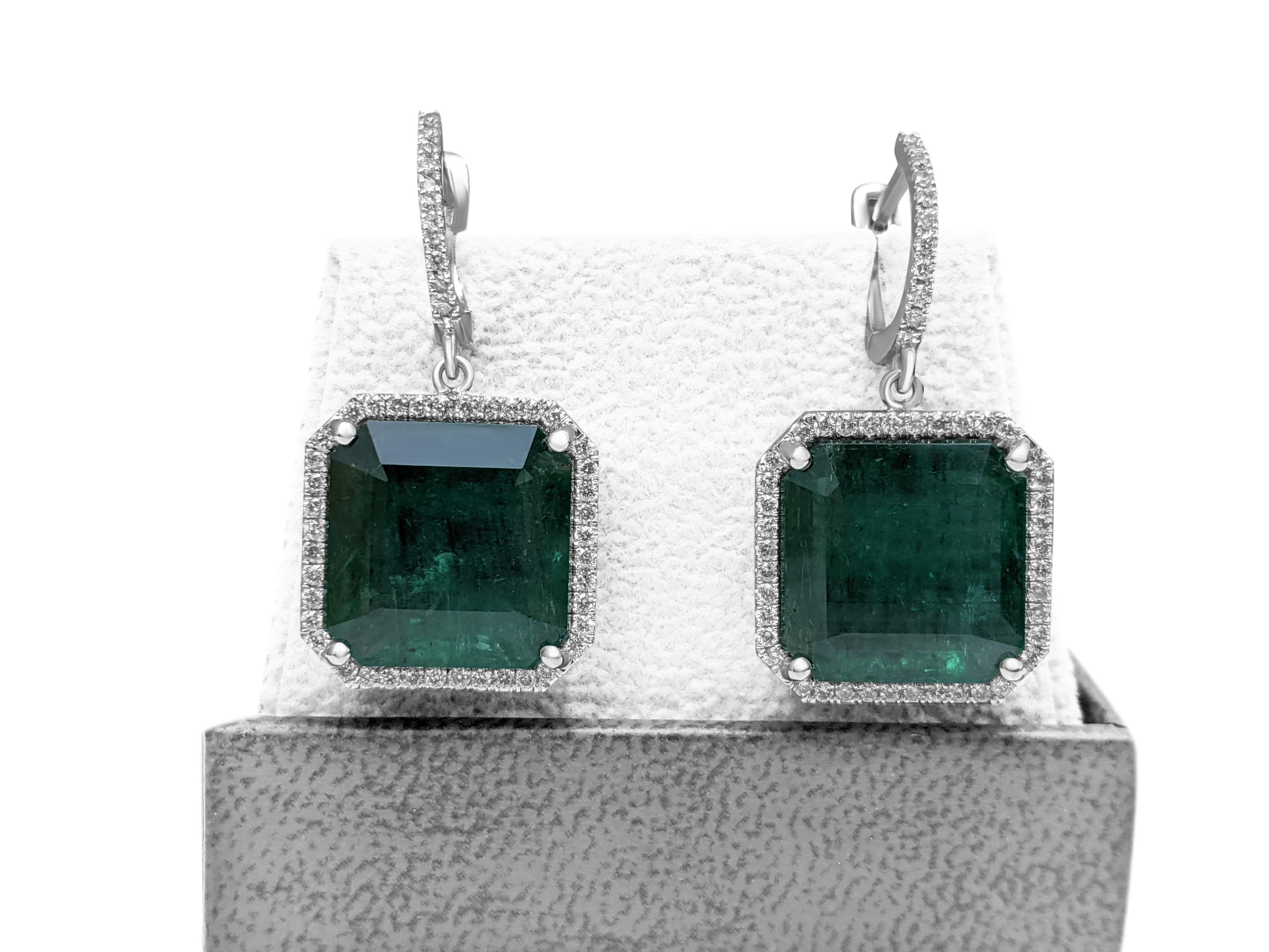 26.96 Carat Emerald and 1.20 Ct Diamonds - 14 kt. White gold - Earrings In New Condition In Ramat Gan, IL