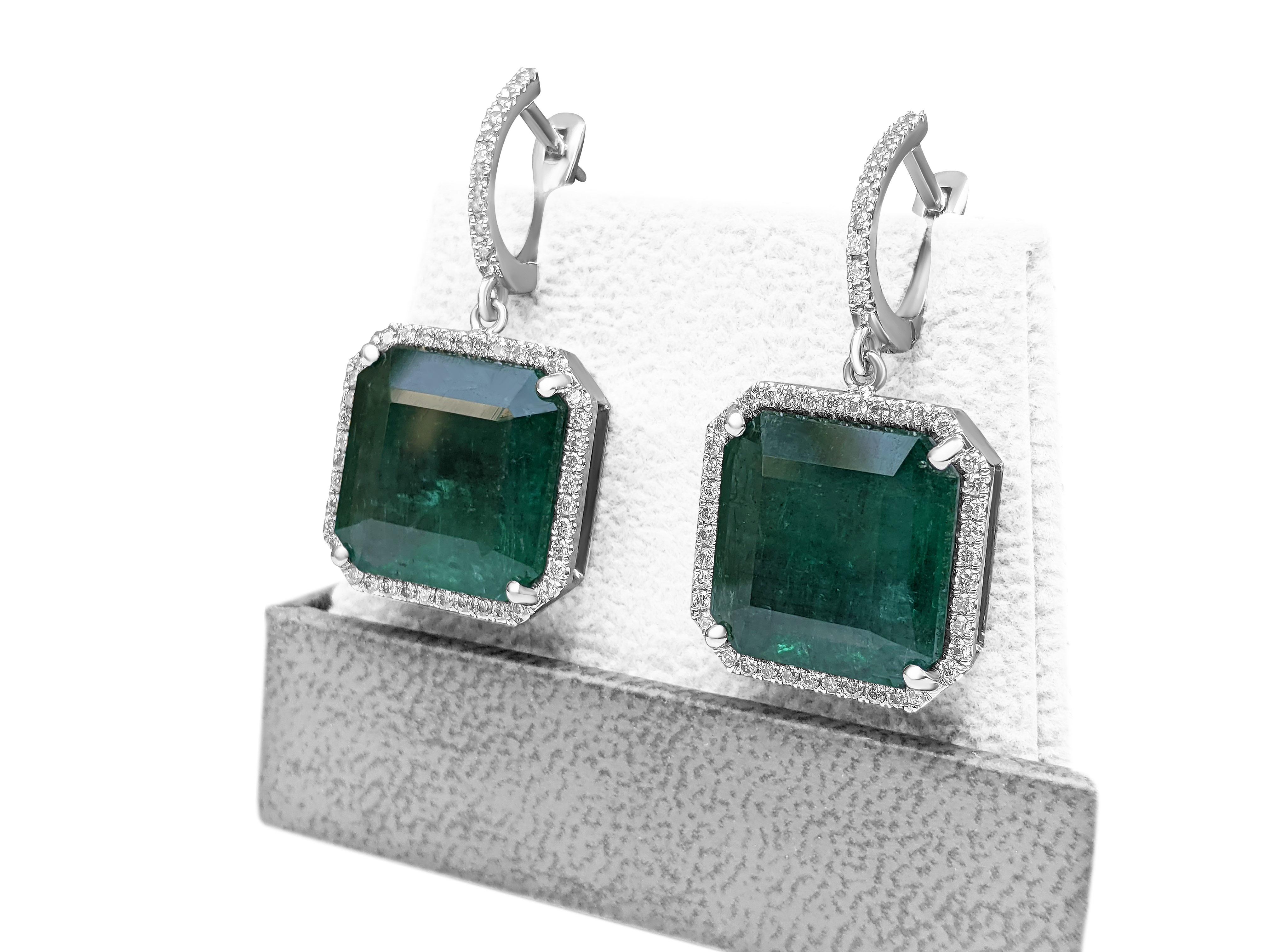 Women's 26.96 Carat Emerald and 1.20 Ct Diamonds - 14 kt. White gold - Earrings