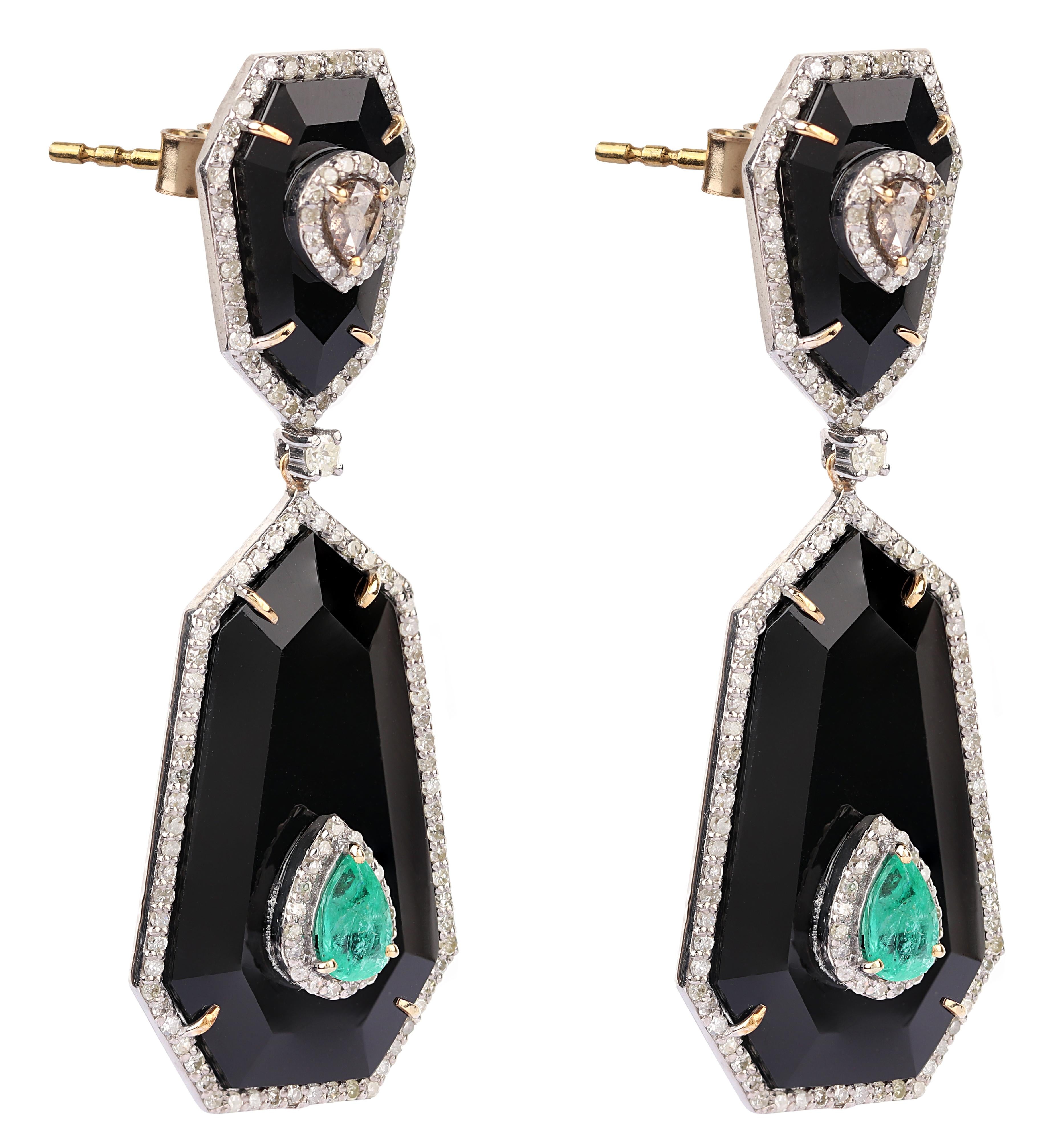 26.97 Carats Diamond, Emerald, and Black Onyx Drop Earrings in Modern Style In New Condition For Sale In Jaipur, IN
