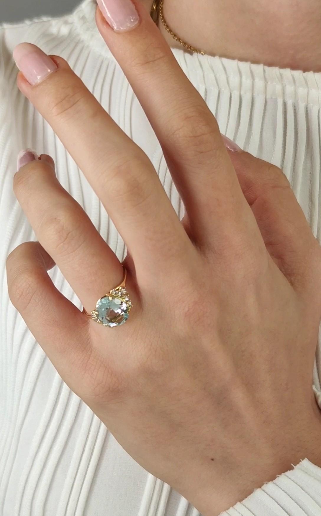 Aguamarina Natural 2,69ct  Anillo de diamantes de 0,35 ct en oro amarillo de 18 quilates -Contemporáneo Corte oval en venta