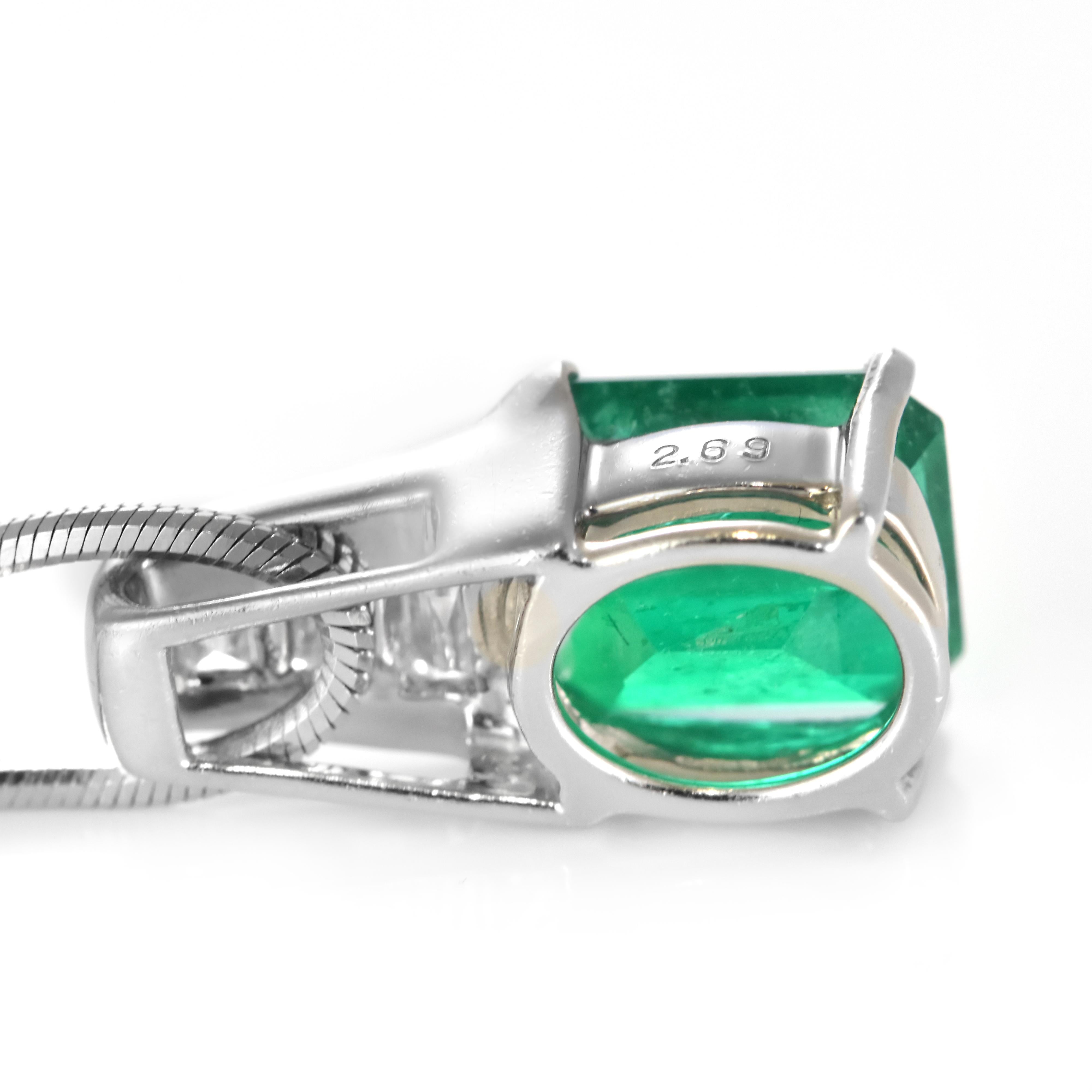Colgante de Esmeralda Colombiana Natural y Diamante en Platino de 2,69vCarat en venta 6