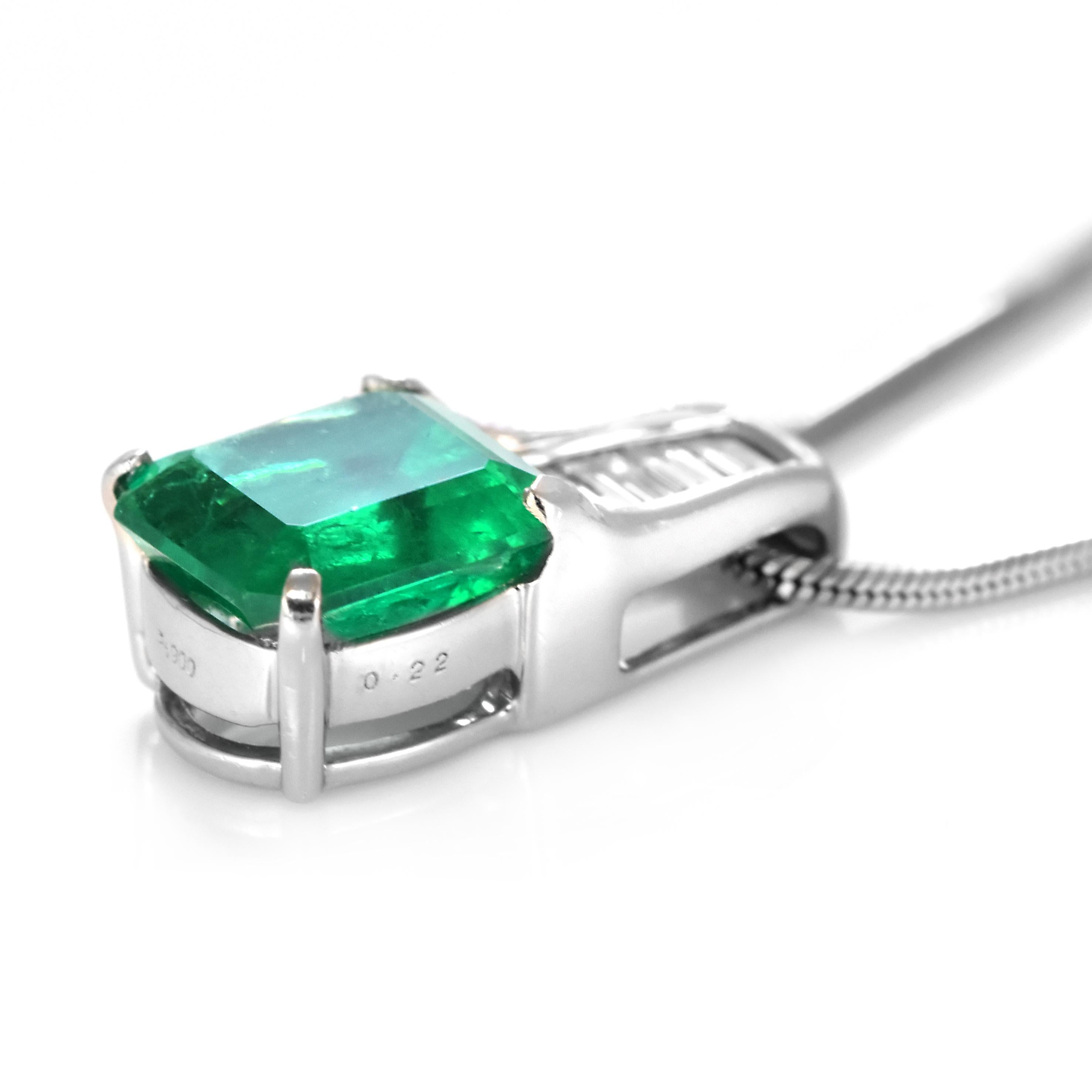 Un impresionante anillo con una Esmeralda Colombiana Natural de 2,69 Quilates y 0,22 Quilates de Acentos de Diamantes engastados en Platino. El verde de la esmeralda se admira desde hace miles de años. Las esmeraldas siempre se han asociado con los