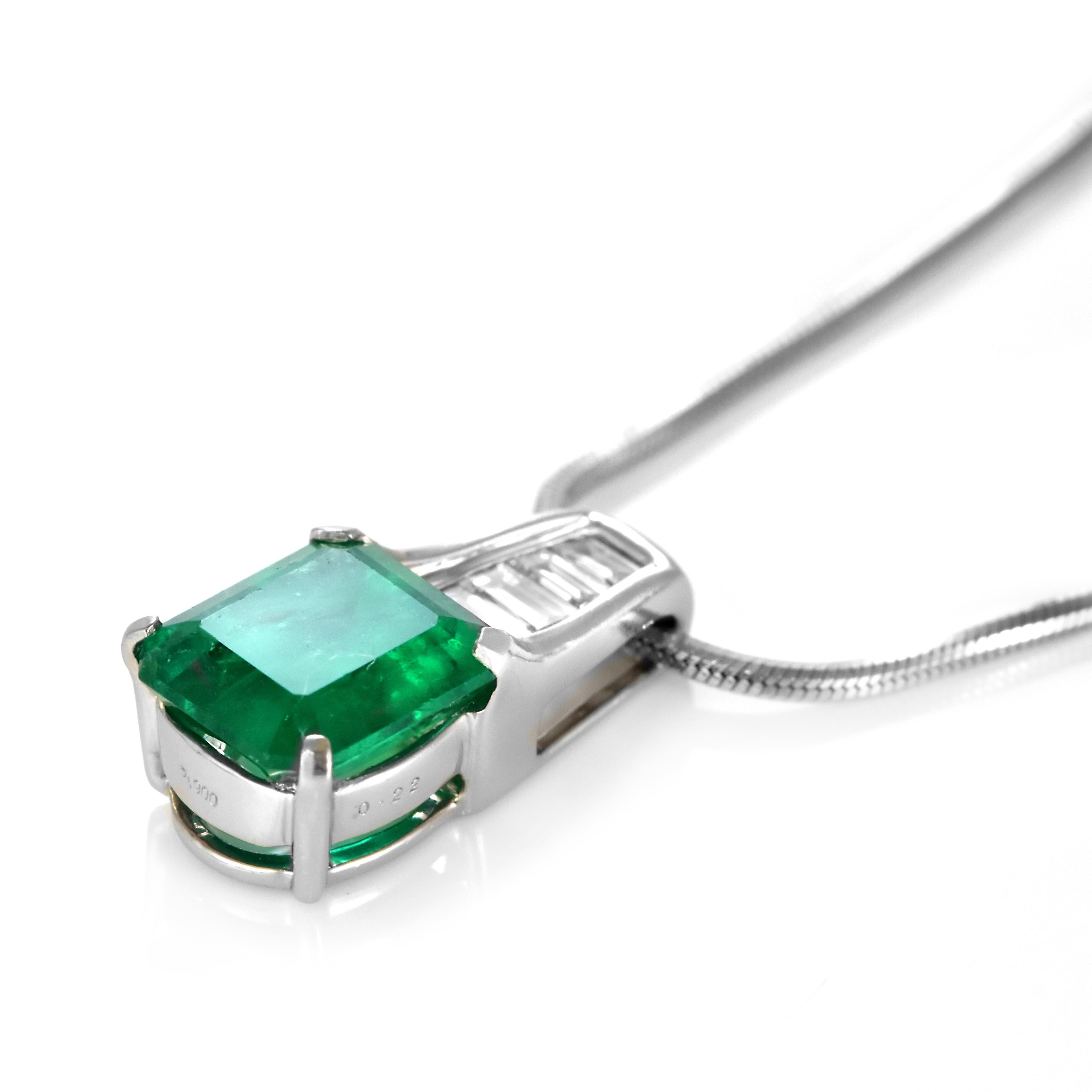 Colgante de Esmeralda Colombiana Natural y Diamante en Platino de 2,69vCarat Moderno en venta