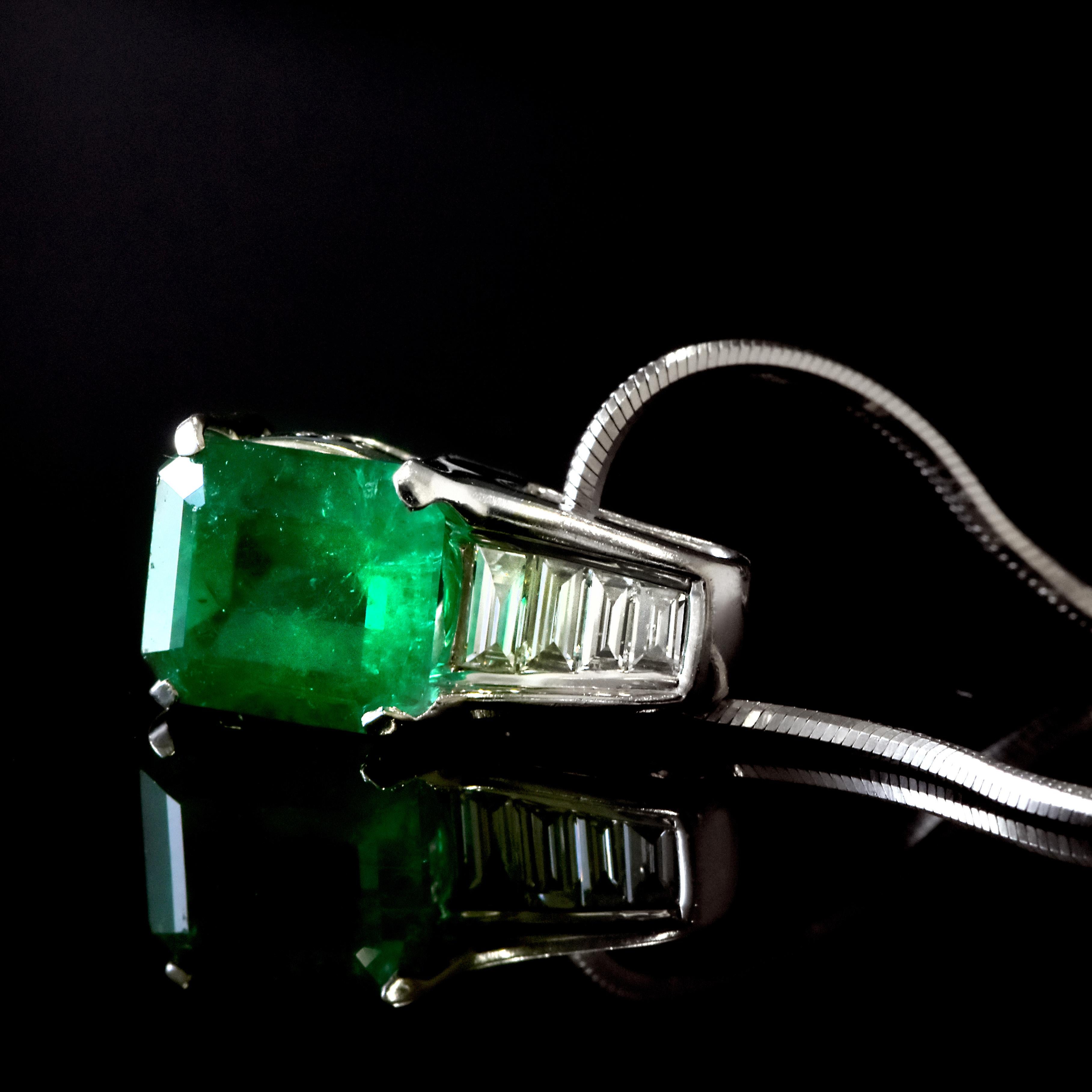 Colgante de Esmeralda Colombiana Natural y Diamante en Platino de 2,69vCarat en Excelente estado para la venta en Tokyo, JP