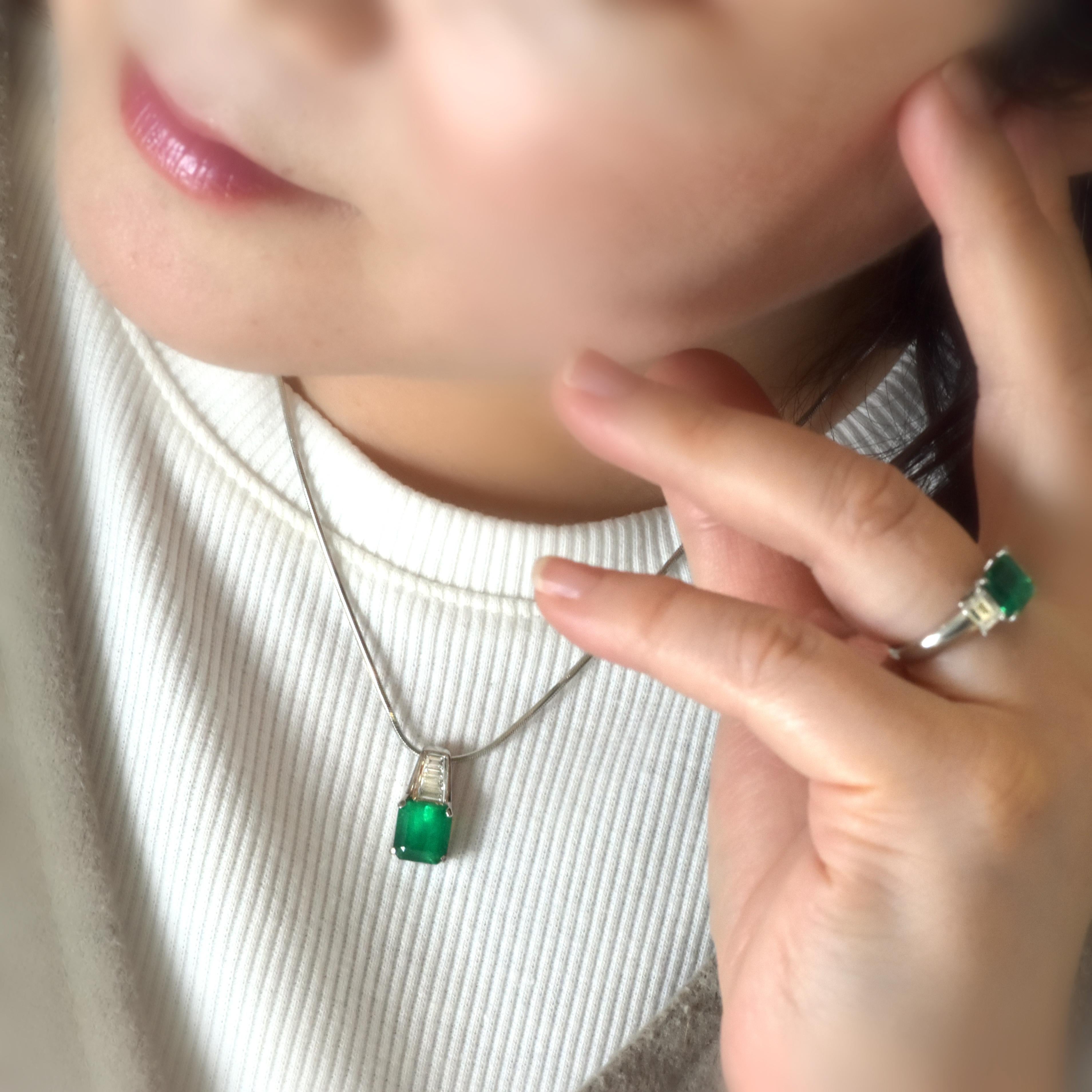 De las mujeres Colgante de Esmeralda Colombiana Natural y Diamante en Platino de 2,69vCarat en venta