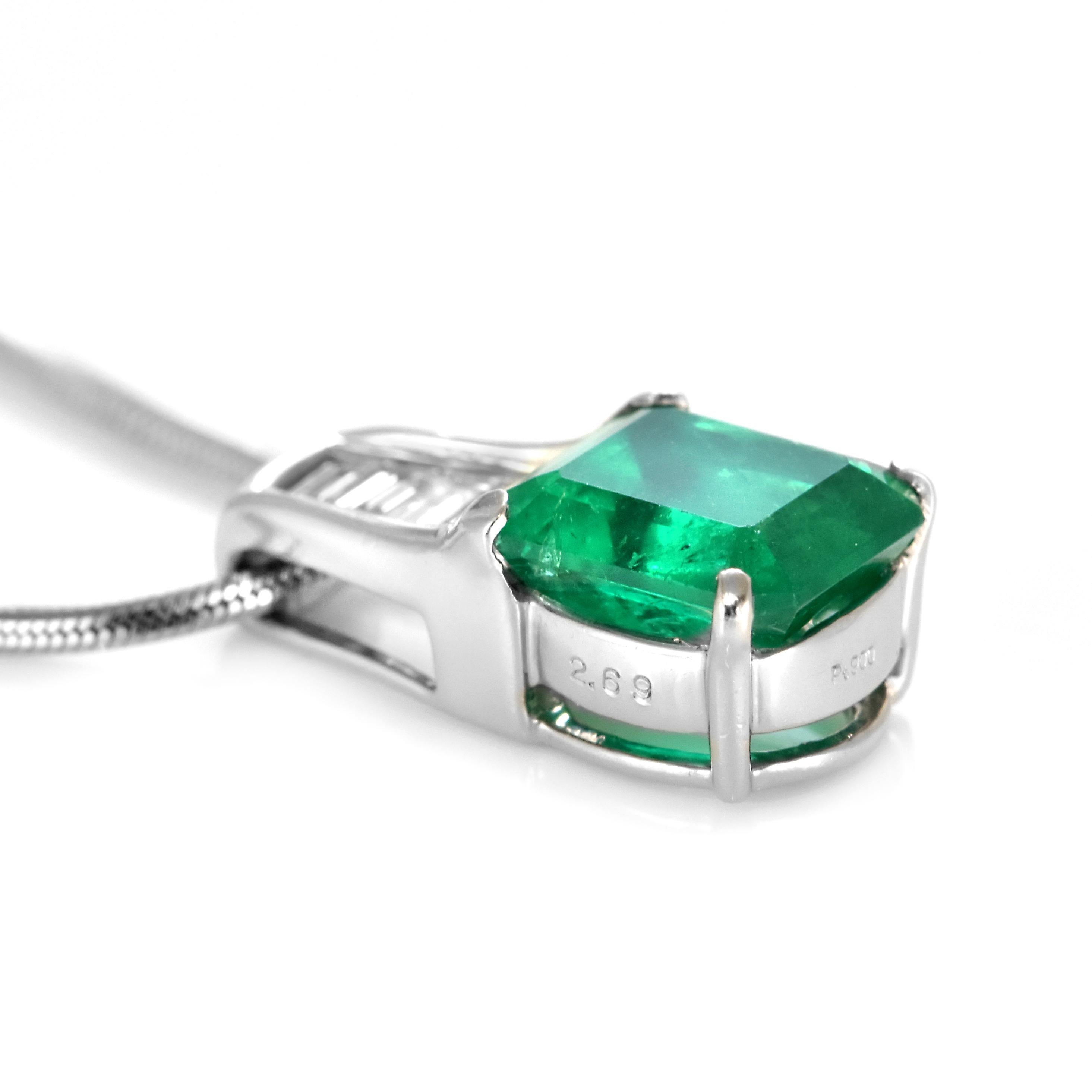 Colgante de Esmeralda Colombiana Natural y Diamante en Platino de 2,69vCarat en venta 3