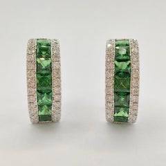 2,6 Karat 3x3 mm Tiefgrüner Tsavorit Diamant Huggie Creolen aus 18 Karat Weißgold