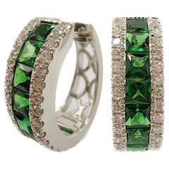 Créoles huggies en or blanc 18 carats avec tsavorite vert profond de 2,6 carats et diamants de 3,3 mm