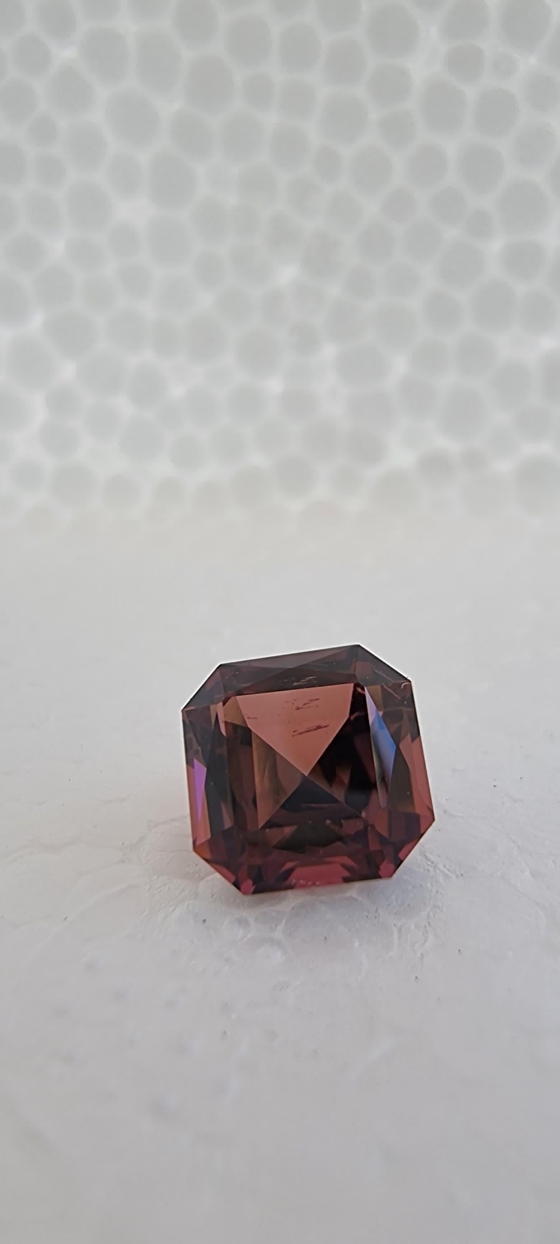  Immergiti nella bellezza vibrante di questa tormalina rubellite rosa naturale da 2,6 carati, sapientemente tagliata in una classica forma a cuscino. Questa gemma vanta una tonalità rosa ricca e satura, che la rende una scelta eccezionale per