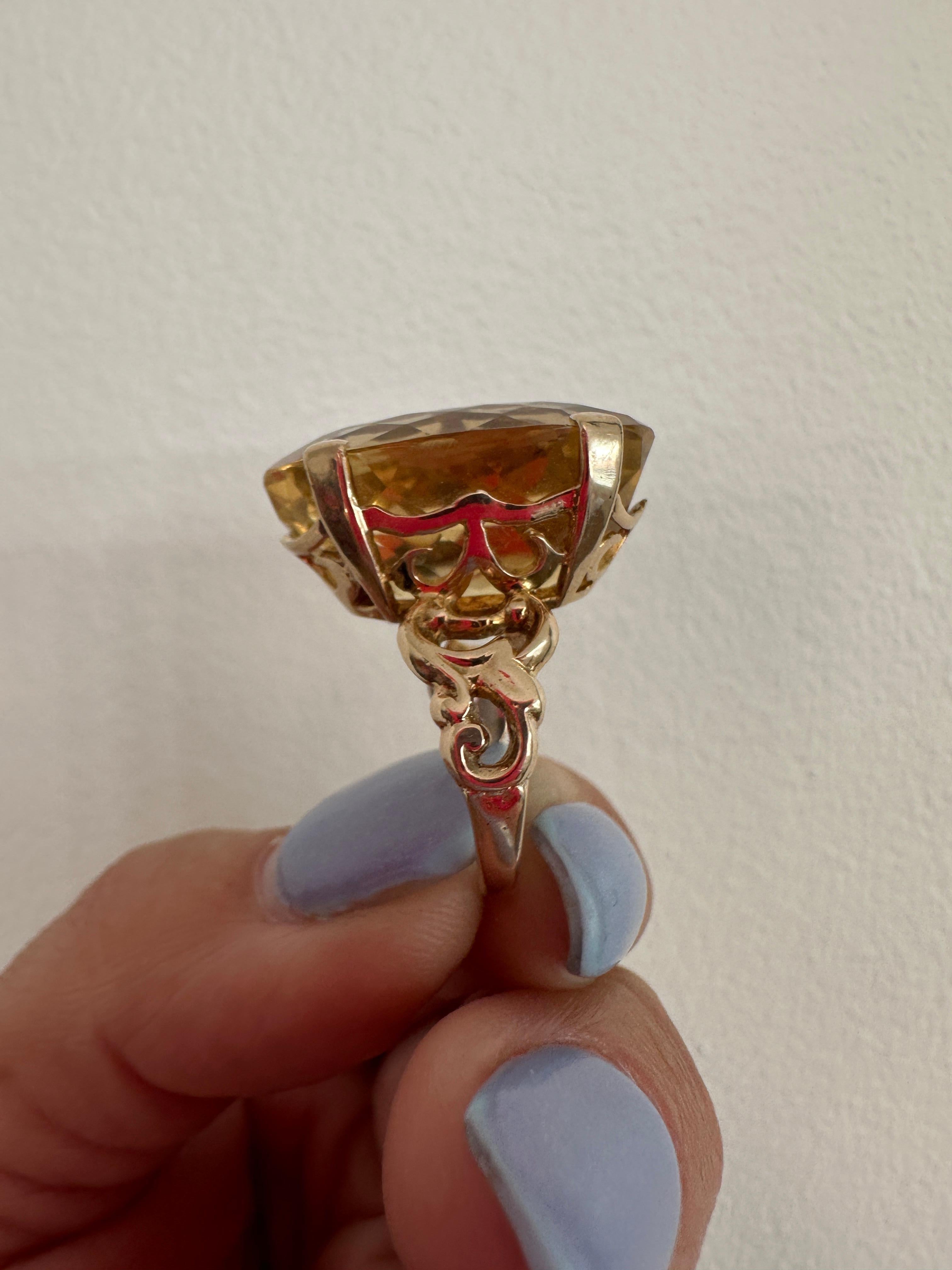Art Nouveau 26 Carat Oval Yellow Citrine Ring, Vintage 10k Gold