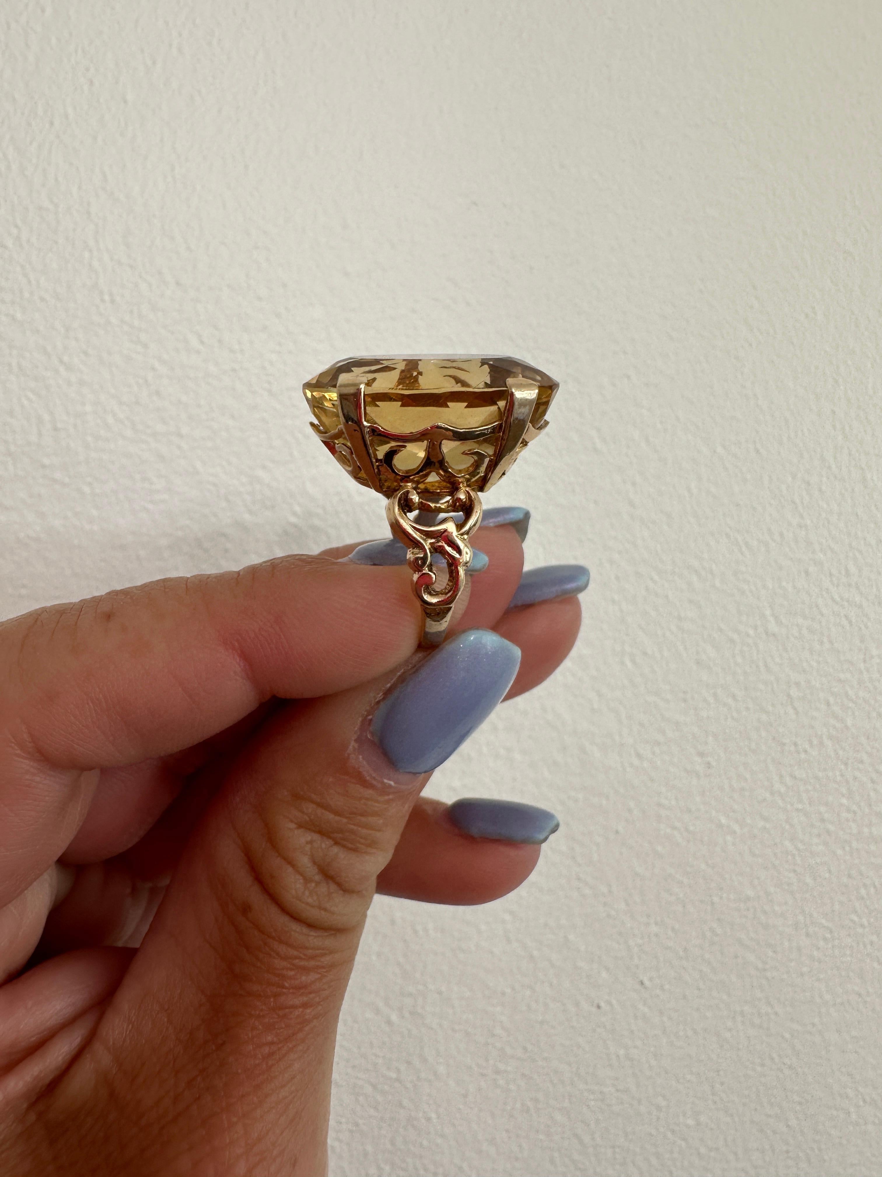 26 Carat Oval Yellow Citrine Ring, Vintage 10k Gold In Good Condition In London, CA