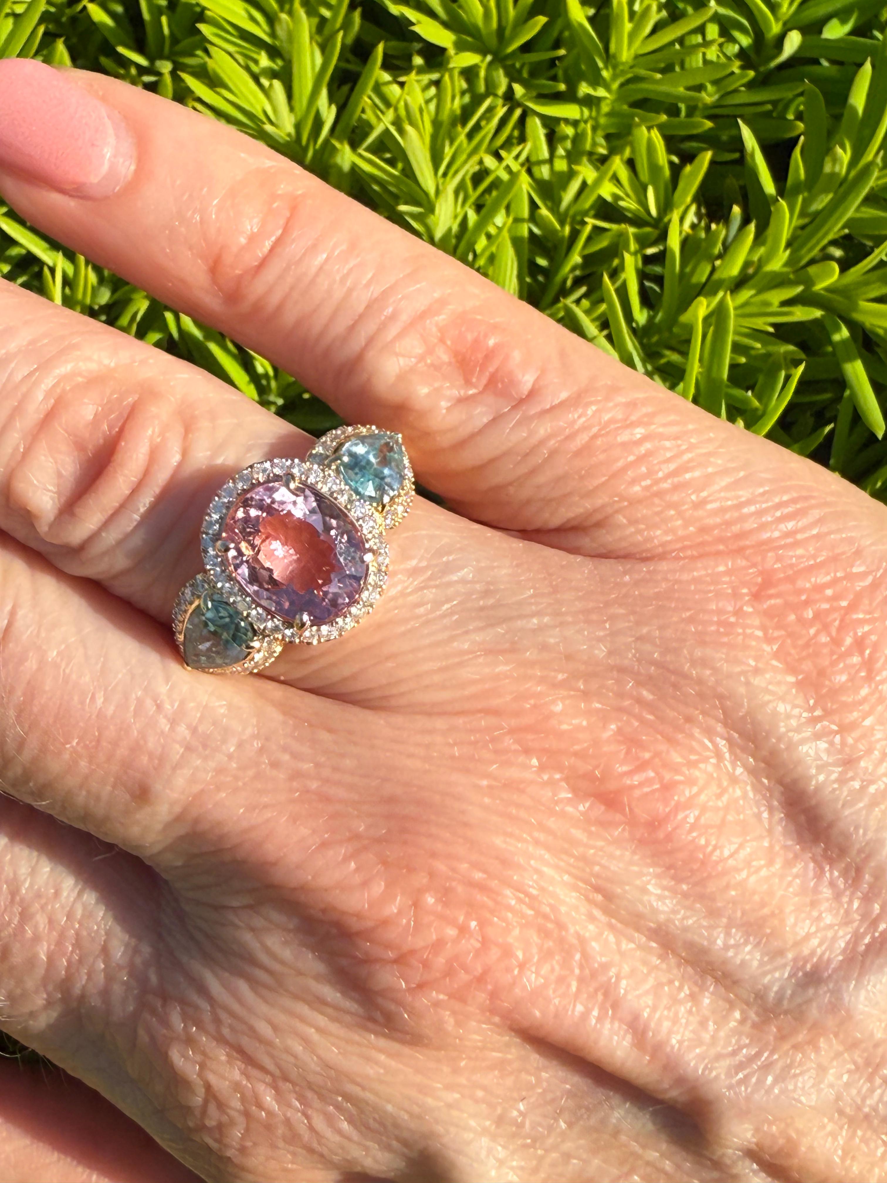 En venta: Anillo de Turmalina Rosa de 2,6 ct y Aguamarina de 2,18 ct con Diamantes en Oro de 18K  3