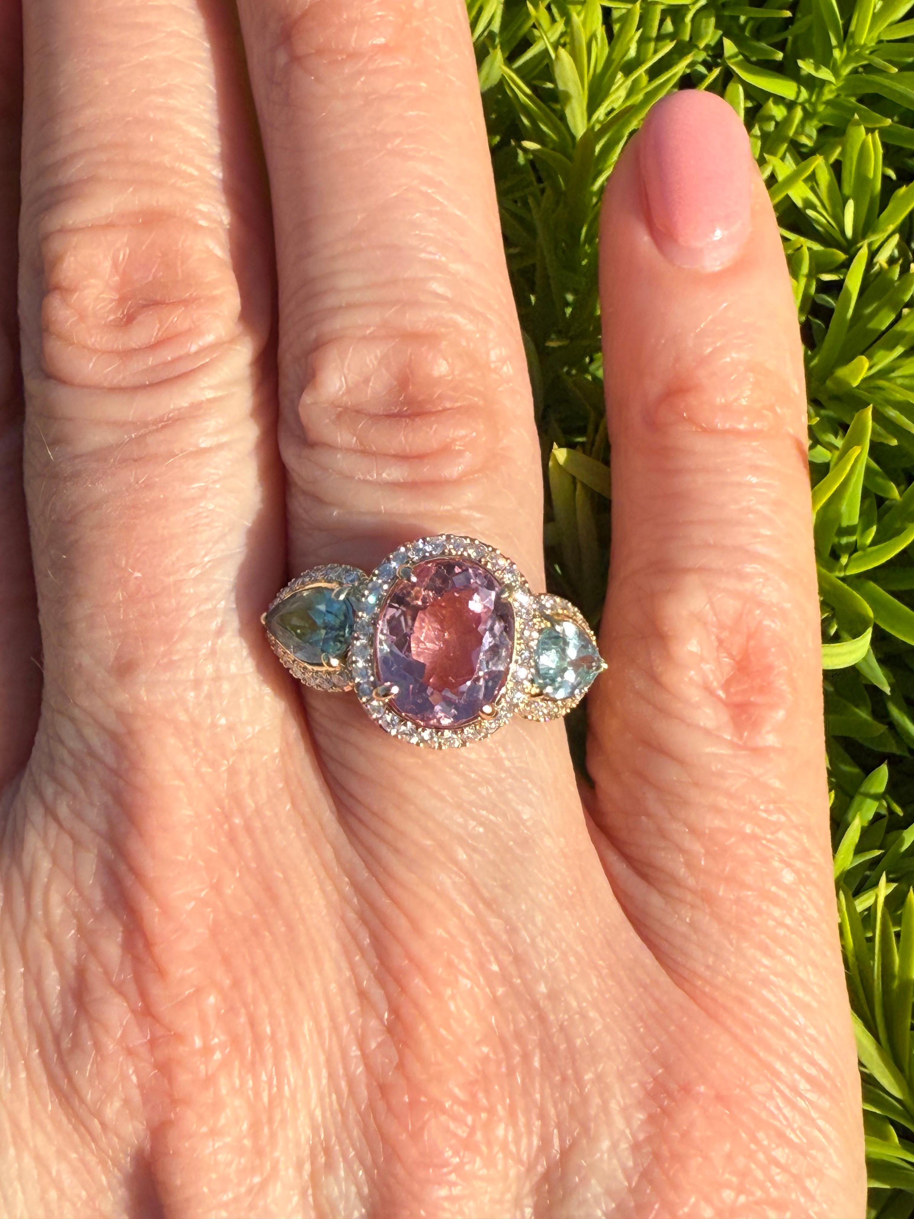 En venta: Anillo de Turmalina Rosa de 2,6 ct y Aguamarina de 2,18 ct con Diamantes en Oro de 18K  4