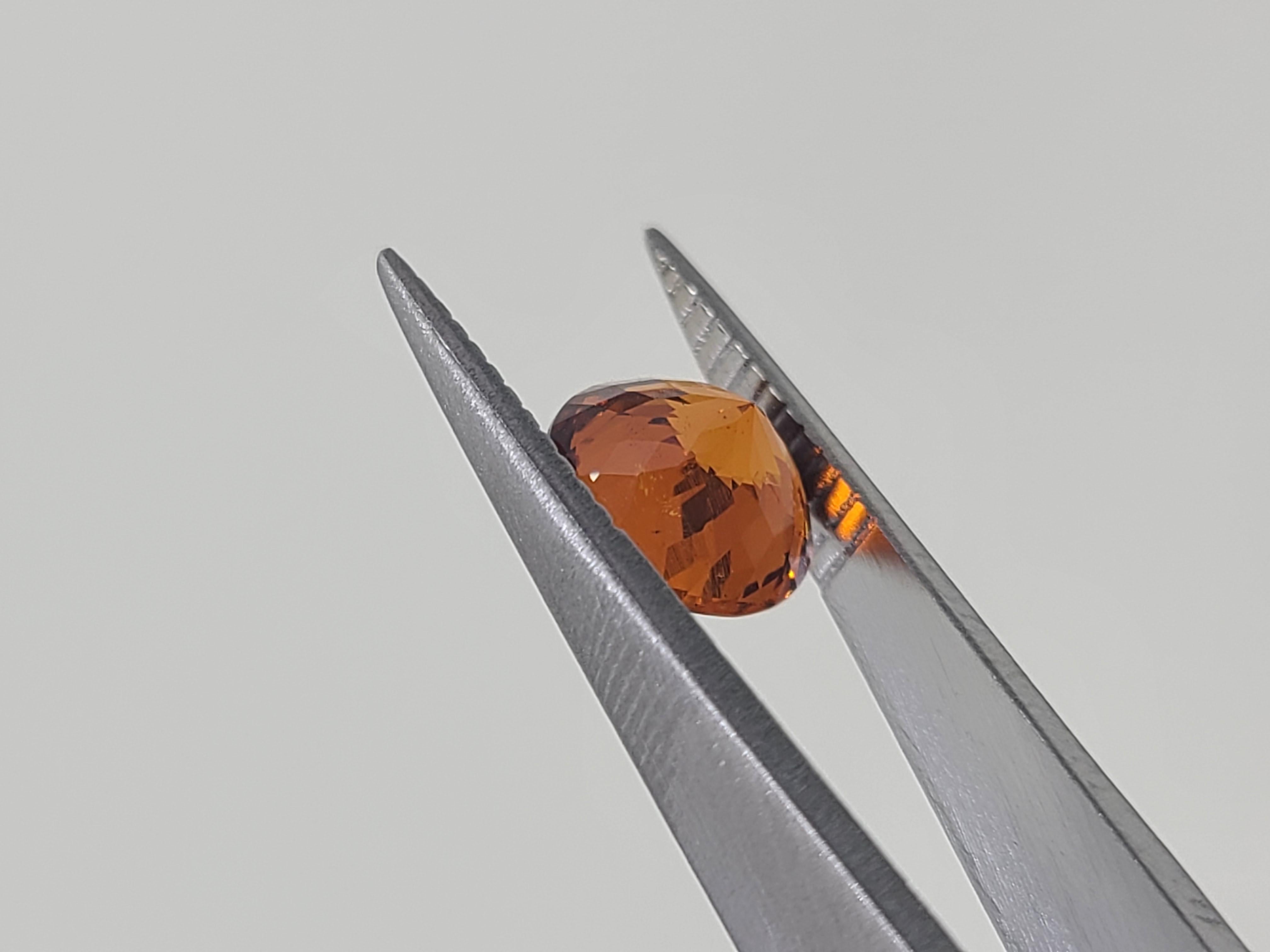 Taille ronde Pierre unique non sertie de 2,6 carats en grenat orange spessartine de 5 mm de taille ronde à facettes en vente