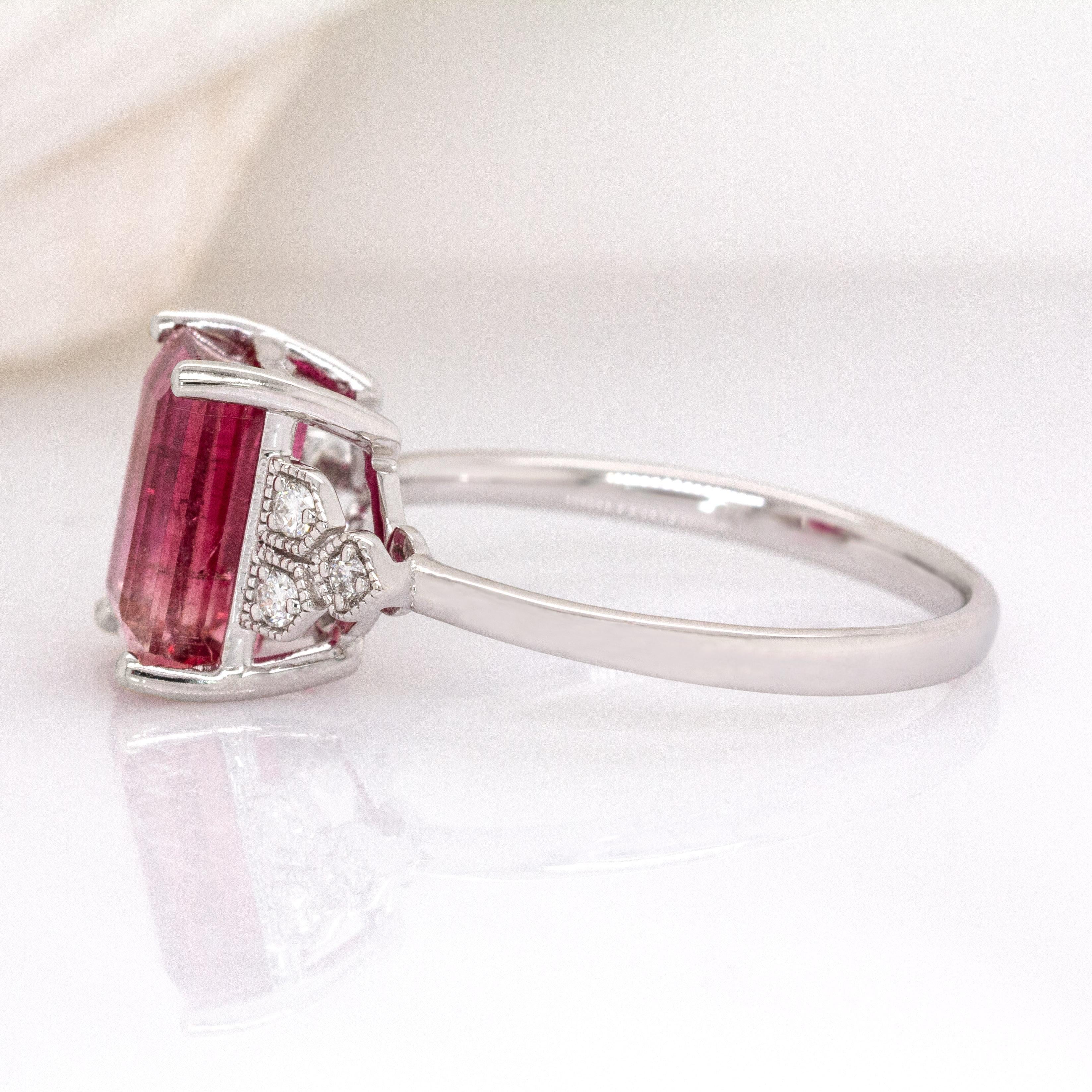 2.6cts Bi-color Tourmaline Ring with Natural Diamonds: 14k Solid Gold, 9x7mm In condizioni Nuovo in vendita a Columbus, OH