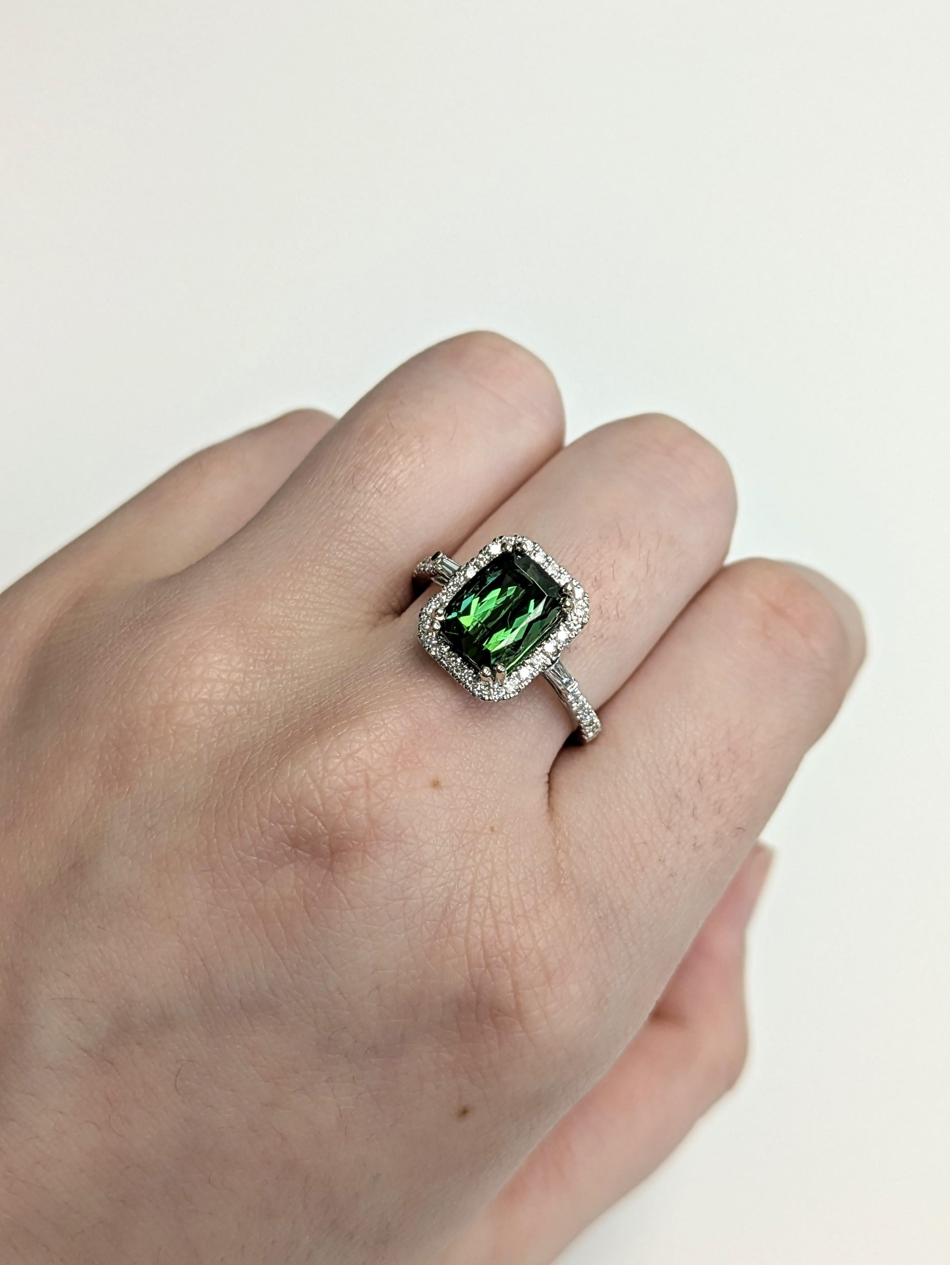Un véritable spectacle - une tourmaline brésilienne indicolite de 2,59ct, un halo de diamants extraits de la terre et de l'or massif 14K s'unissent dans cette bague inoubliable.

**Nous offrons un redimensionnement gratuit, envoyez-nous un message