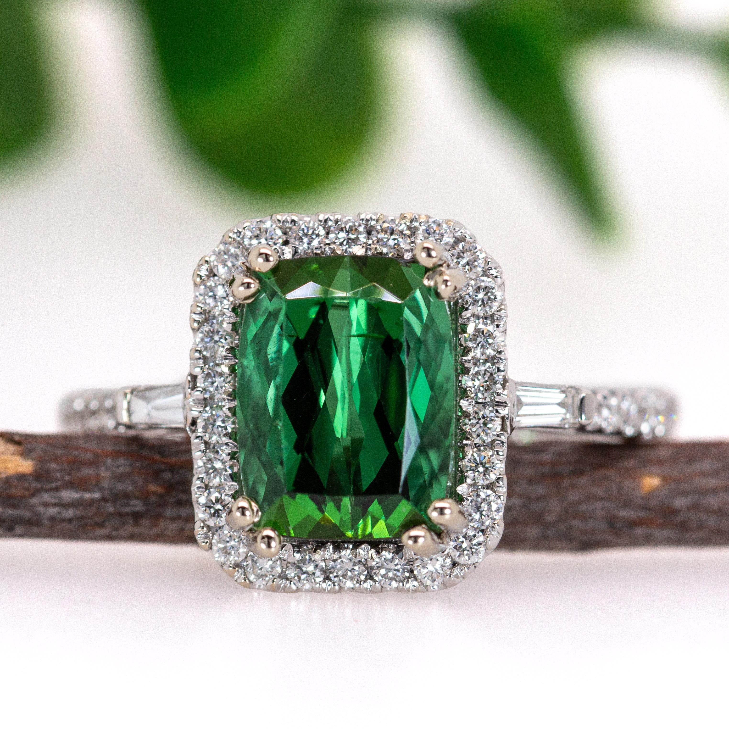 Taille émeraude Bague tourmaline indicolite 2,6 carats avec diamants naturels en or massif 14 carats CU 9x7 mm en vente