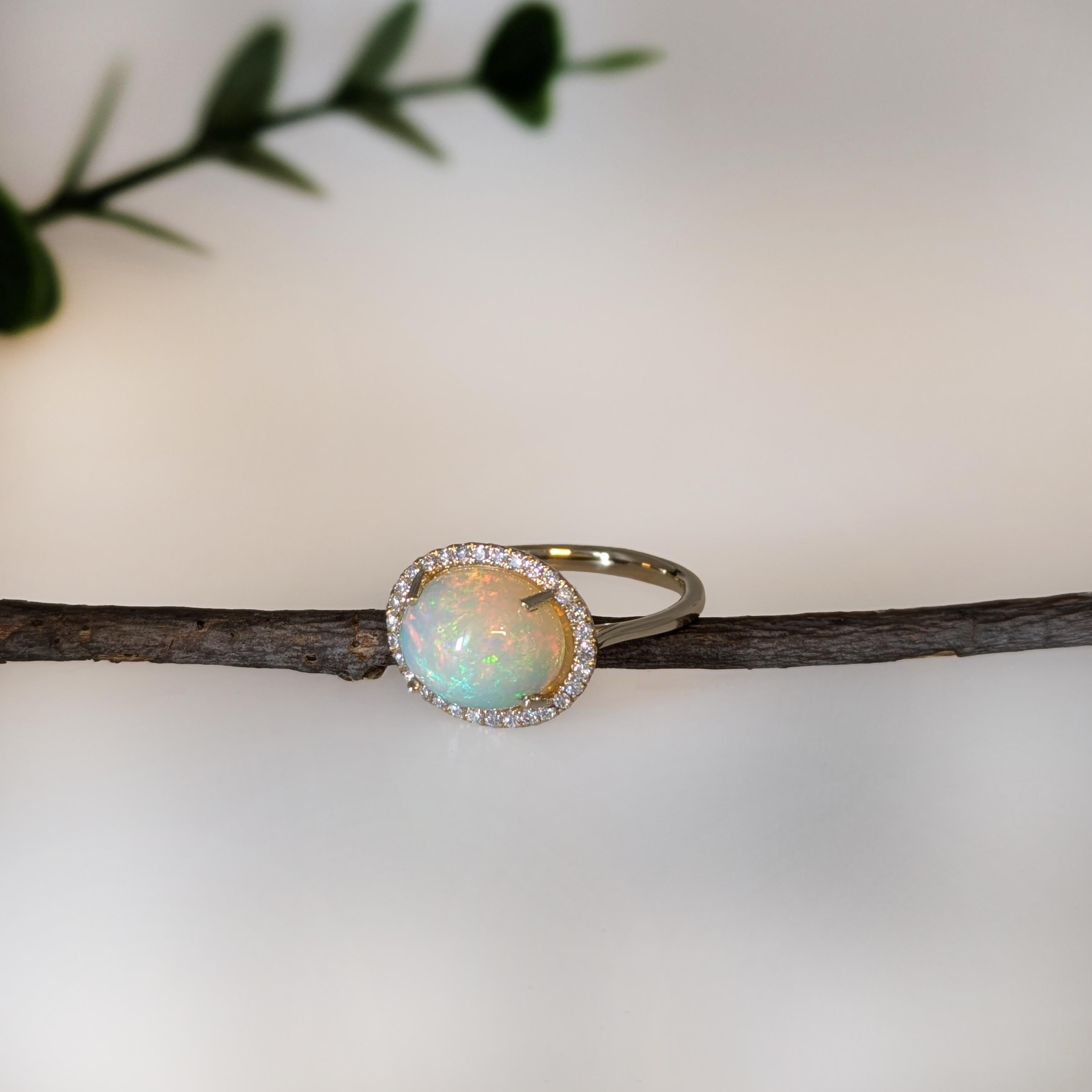 Taille ovale Bague opale 2,6cts avec halo diamant : or jaune 14K  Ovale 12X9mm en vente