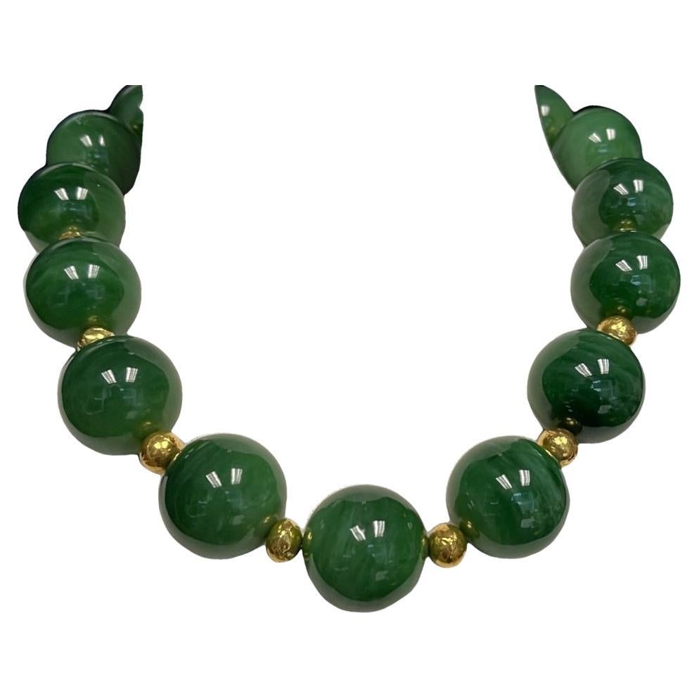 Diese beeindruckende Halskette aus Nephrit-Jade setzt mit ihren übergroßen Perlen und ihrer königlichen grünen Farbe ein wunderschönes, elegantes Statement! Die Perlen sind groß, 26 mm im Durchmesser, mit subtilen Farbunterschieden, die jeder Perle
