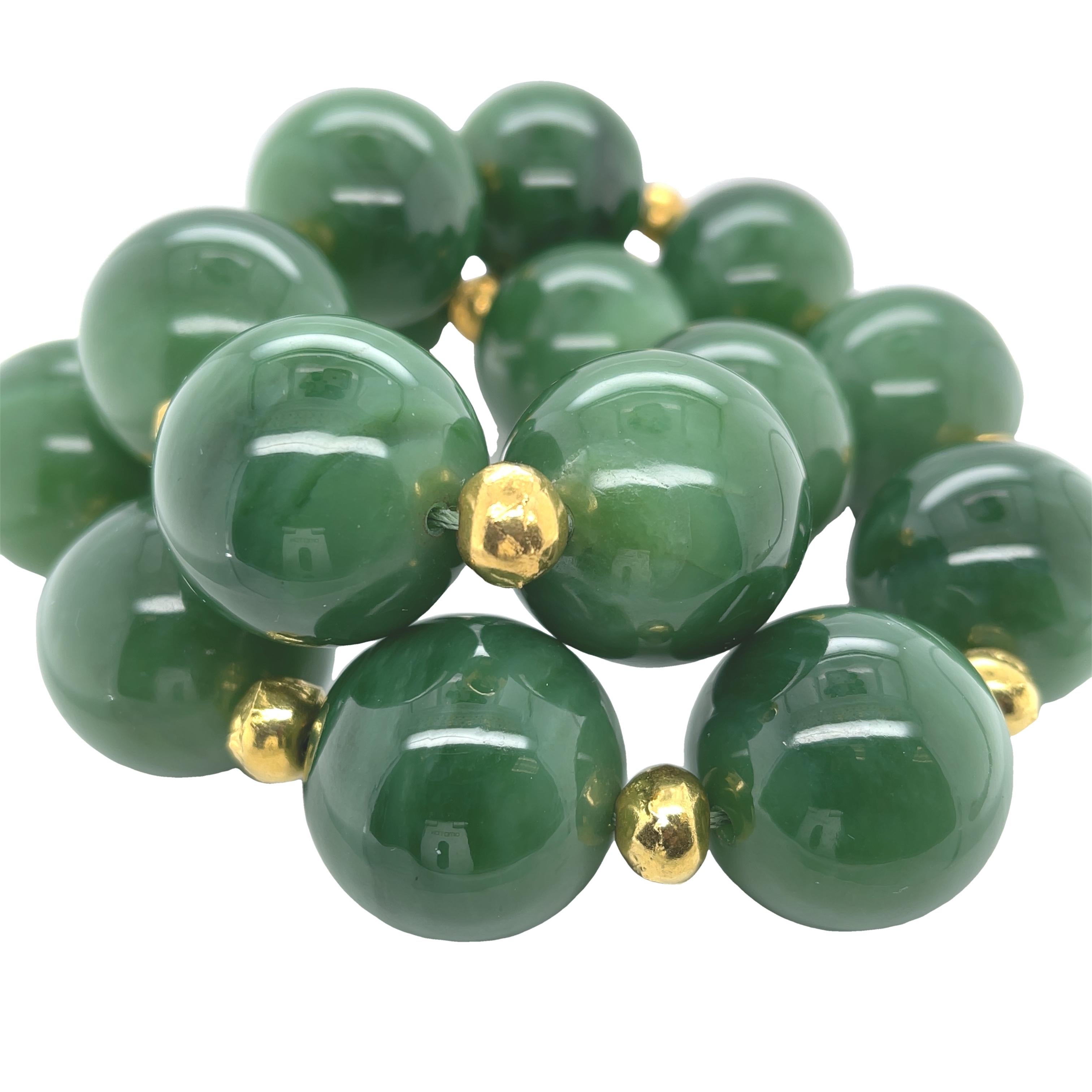 26 mm Runde Nephrit-Jade-Halskette mit Gelbgoldabstandshaltern, 21 Zoll (Kunsthandwerker*in)