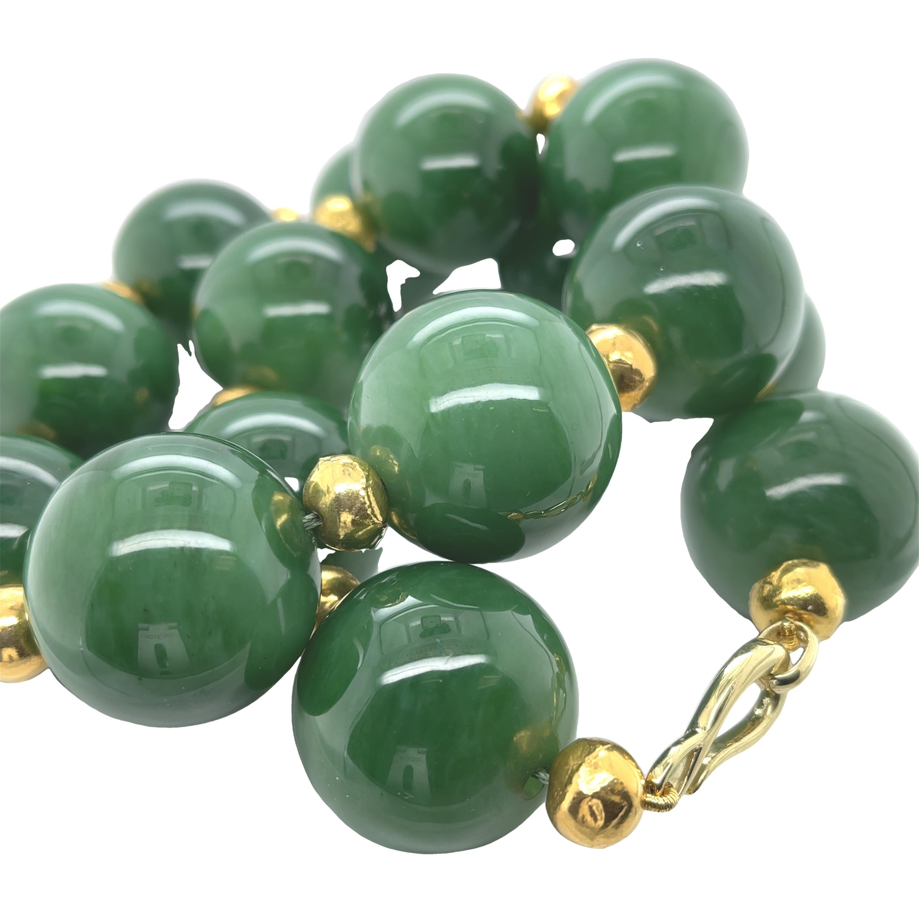 26 mm Runde Nephrit-Jade-Halskette mit Gelbgoldabstandshaltern, 21 Zoll (Rundschliff)