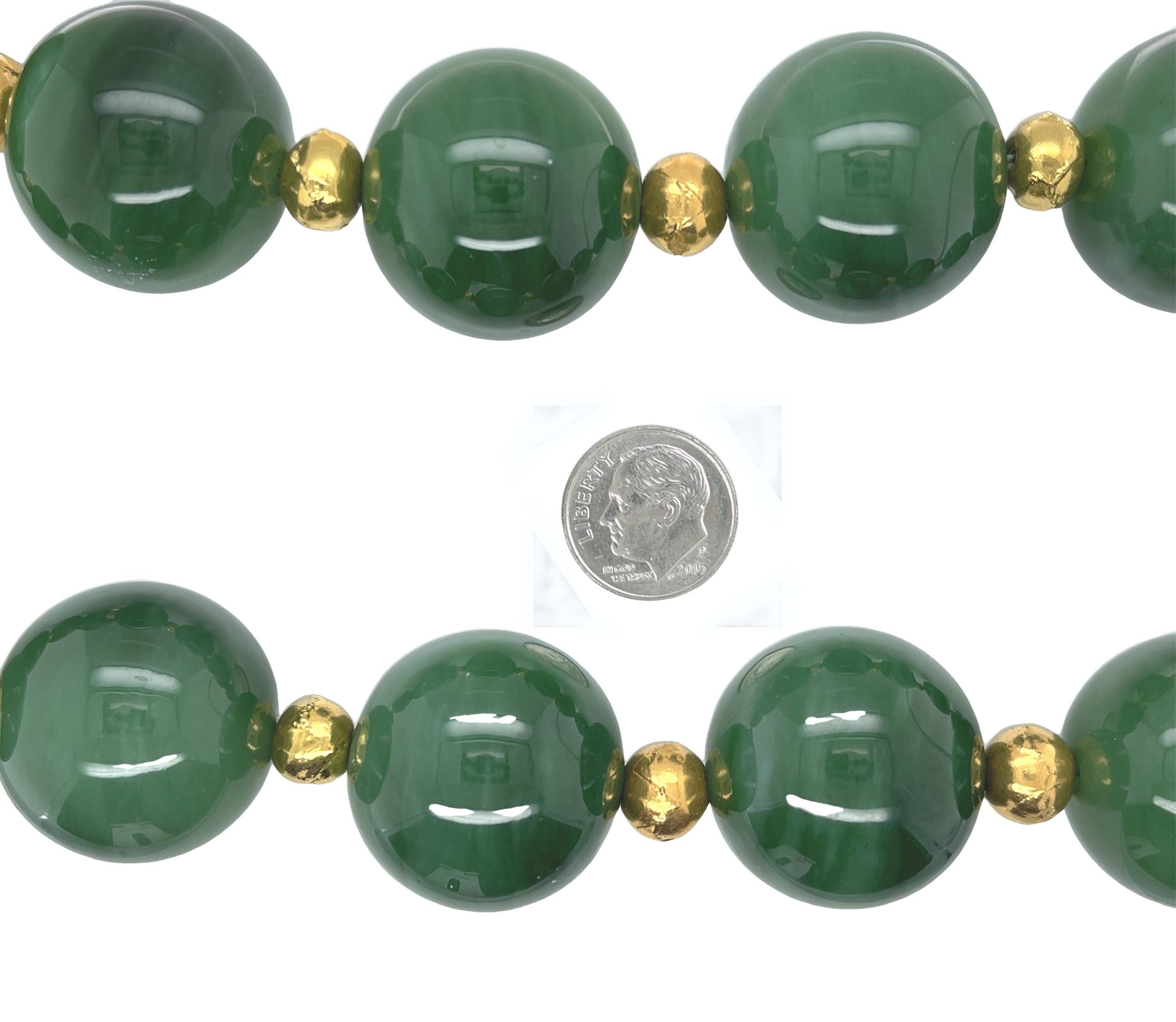26 mm Runde Nephrit-Jade-Halskette mit Gelbgoldabstandshaltern, 21 Zoll im Zustand „Neu“ in Los Angeles, CA