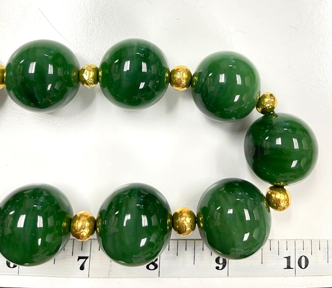 26 mm Runde Nephrit-Jade-Halskette mit Gelbgoldabstandshaltern, 21 Zoll Damen