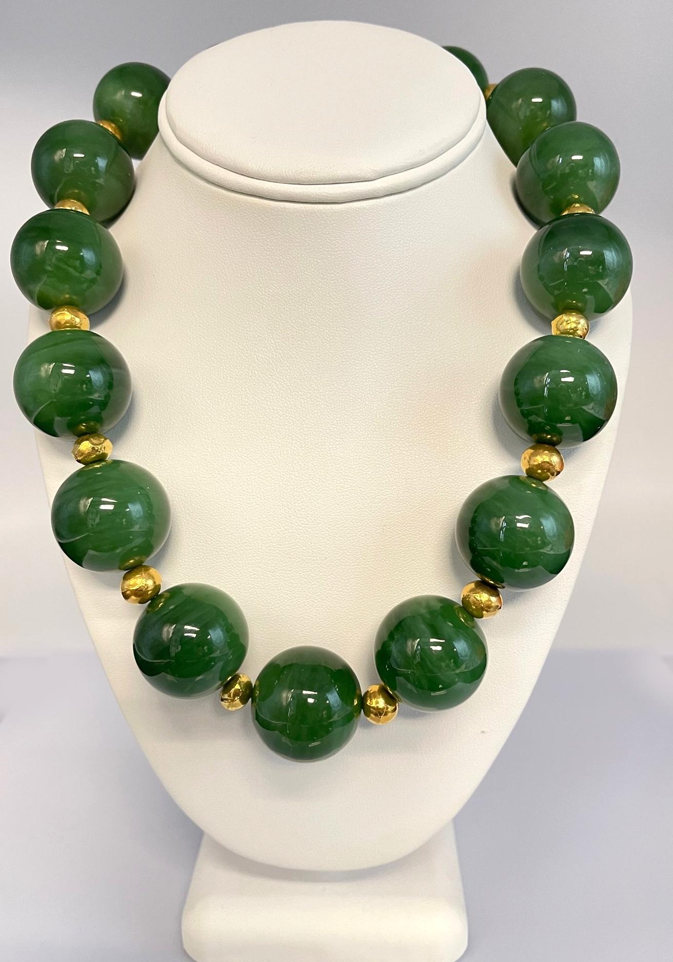 26 mm Runde Nephrit-Jade-Halskette mit Gelbgoldabstandshaltern, 21 Zoll 1
