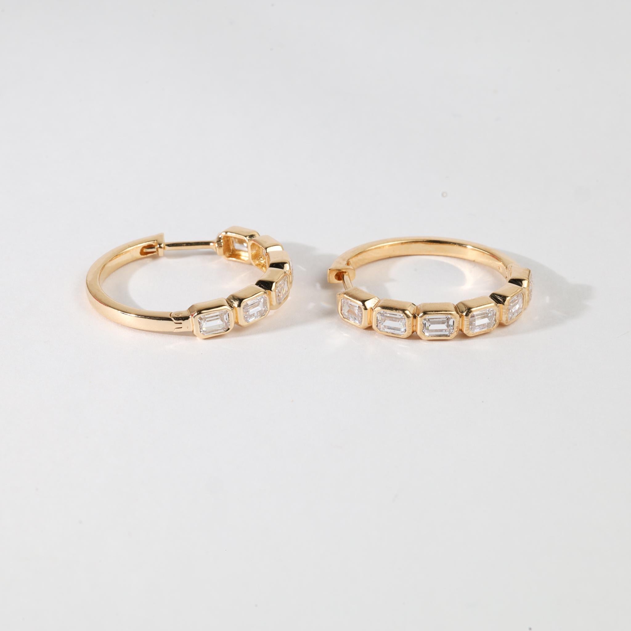 💎 Produktbeschreibung:
Erleben Sie die Anziehungskraft von zeitlosem Glanz mit diesen 2,60 Karat Smaragdschliff-Diamant-Ohrringen, die in exquisiter Handarbeit aus 18 Karat Gelbgold gefertigt wurden. Zwölf perfekt aufeinander abgestimmte natürliche