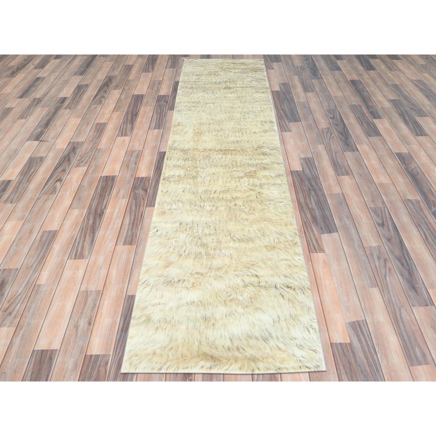 Dies ist eine wirklich echte one-of-a-kind Beige, Ungefärbte natürliche Wolle Hand geknüpft, Shag Flokati griechischen Stil, Läufer Orientteppich. Es wurde monatelang von erfahrenen Kunsthandwerkern in jahrhundertealten Webtechniken