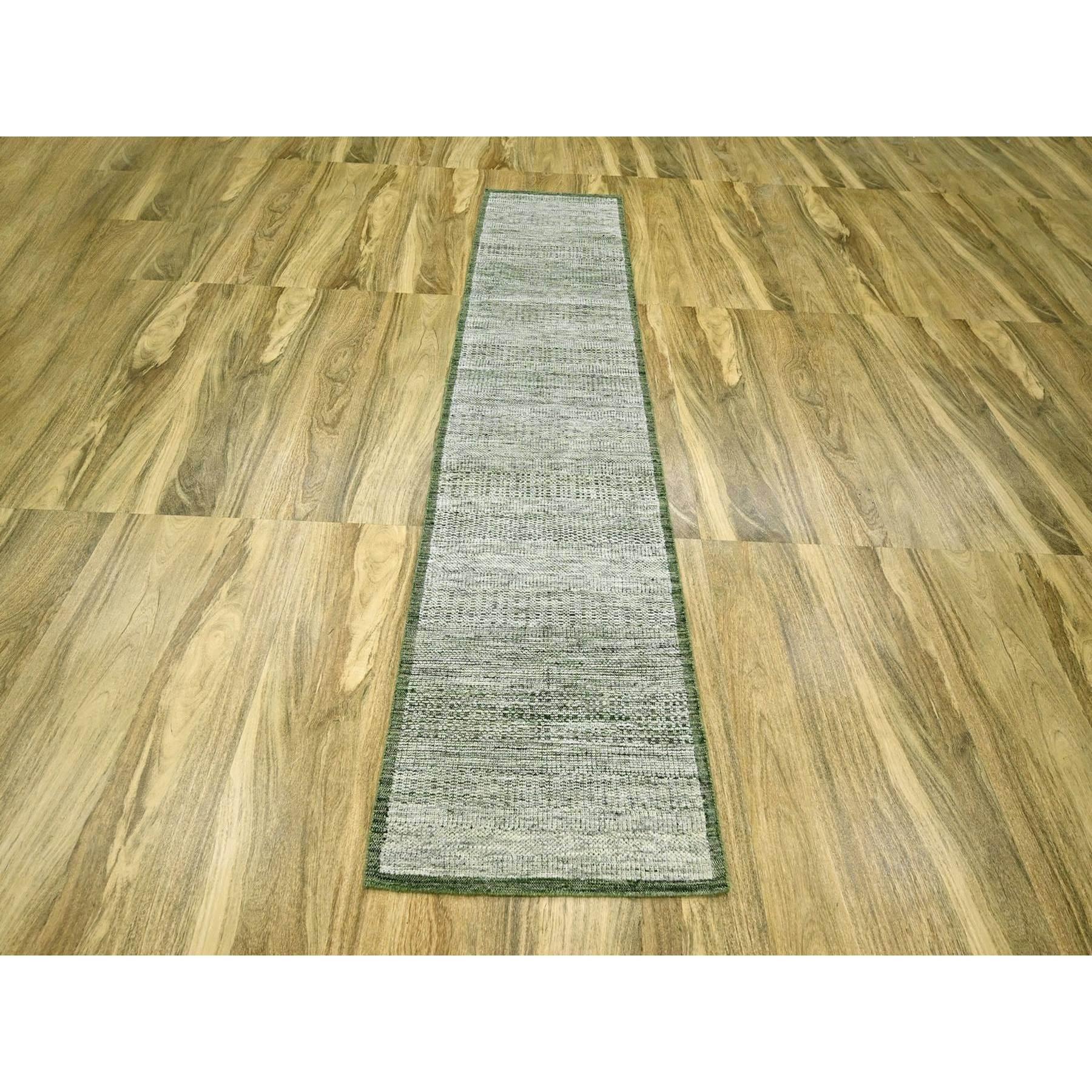 Vert bouteille, Distressed and Oxidized Grass Design with Exposed Warps, 100% Wool, Hand Knotted, Runner, Oriental Rug
Matières premières : Laine
Latex : Pas de poils 
hauteur : 0,25 pouces
Style : Contemporain
Couleur primaire : vert
Couleurs