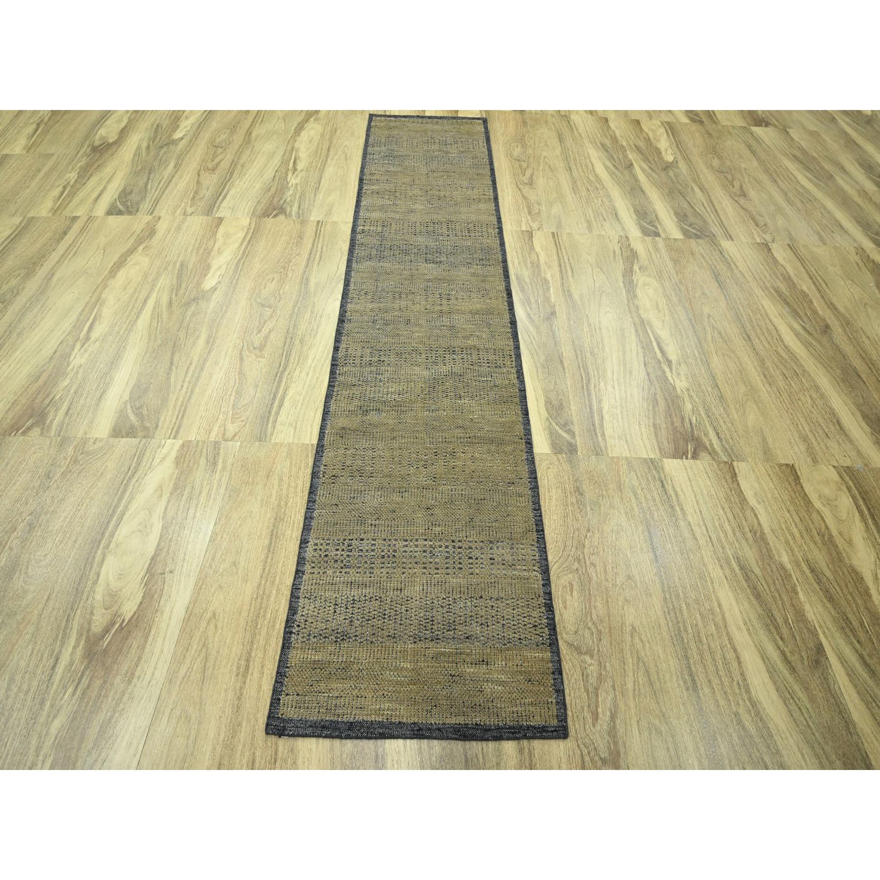 Marrone miele, 100% lana, design ossidato e invecchiato dell'erba con orditi a vista, annodato a mano, runner, Tappeto orientale
Materiali primari: Lana
Lattice: No Pile 
altezza: 0,25 pollici
Stile: Contemporaneo
Colore primario: Marrone
Colori