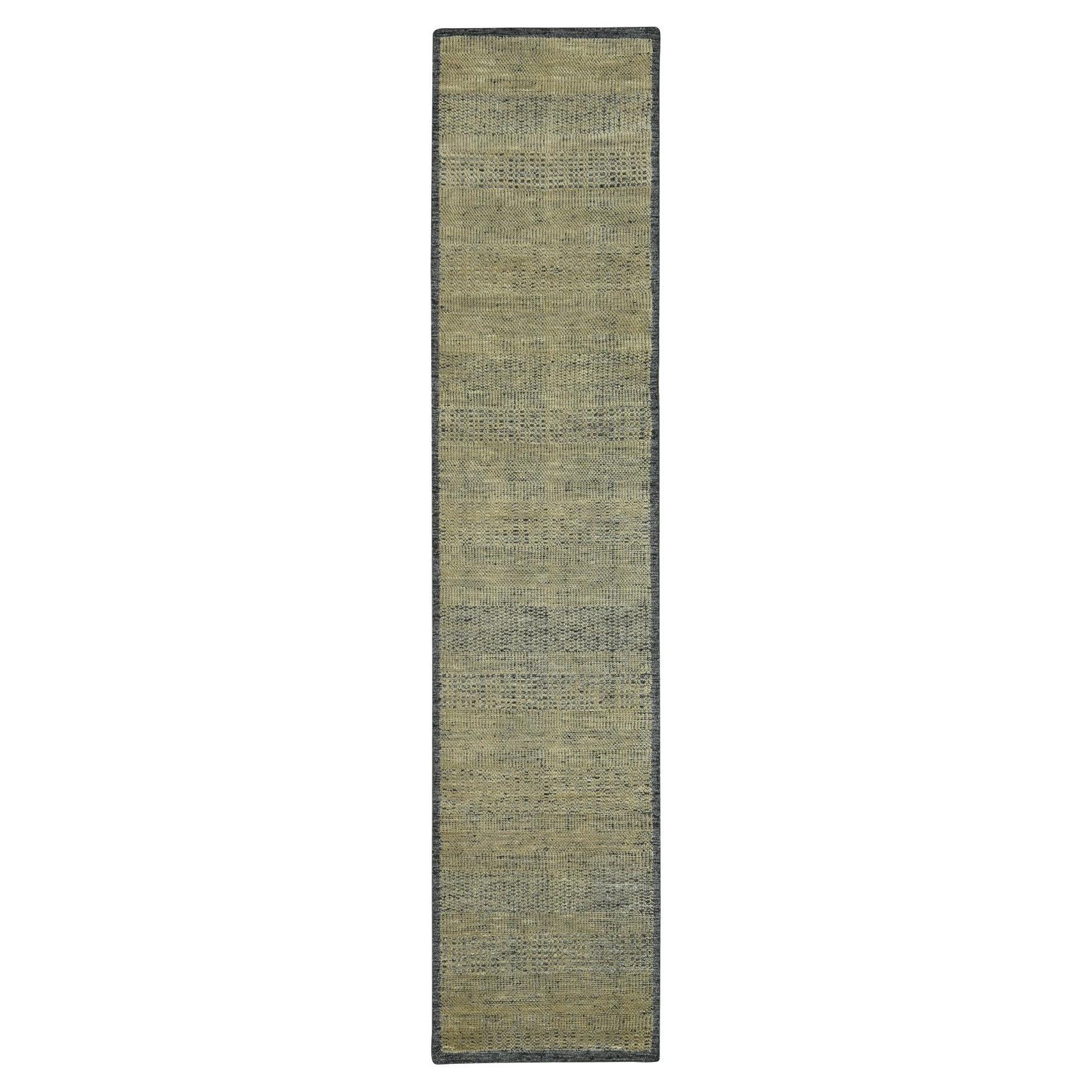 Tappeto Runner 2'6 "x10' in lana marrone annodata a mano, ossidata e con disegno dell'erba invecchiato in vendita