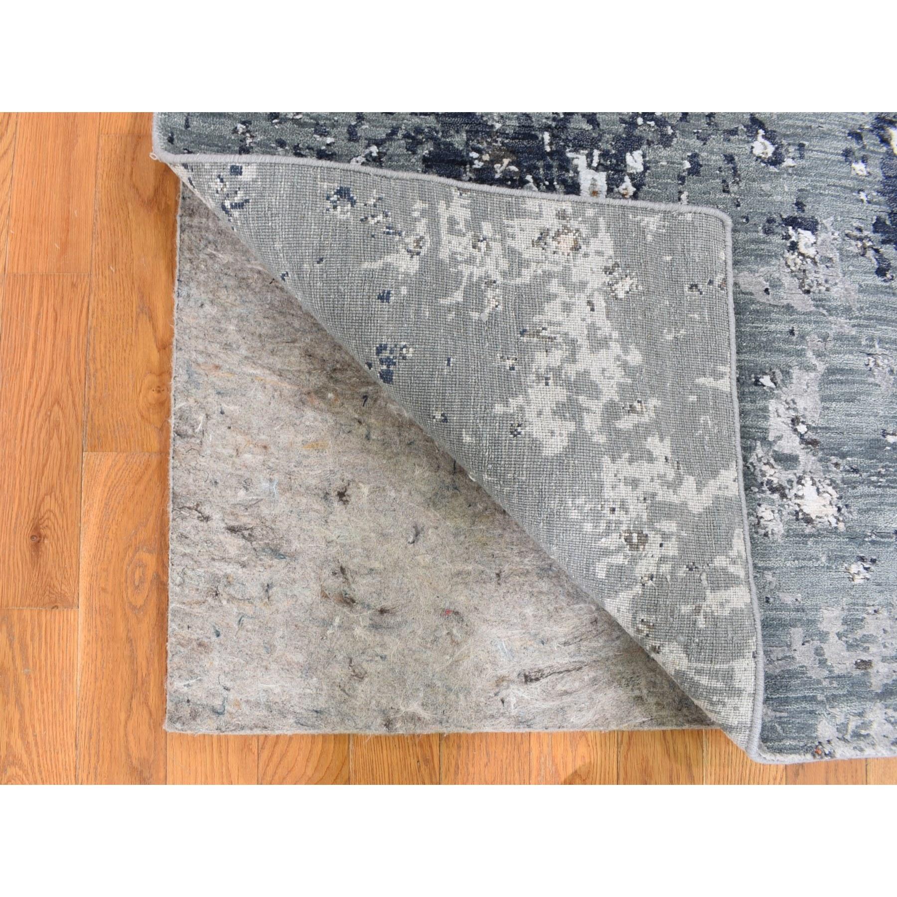 Moderno Tappeto Runner grigio a trama fitta con disegno astratto in lana e seta annodato a mano 2'6 