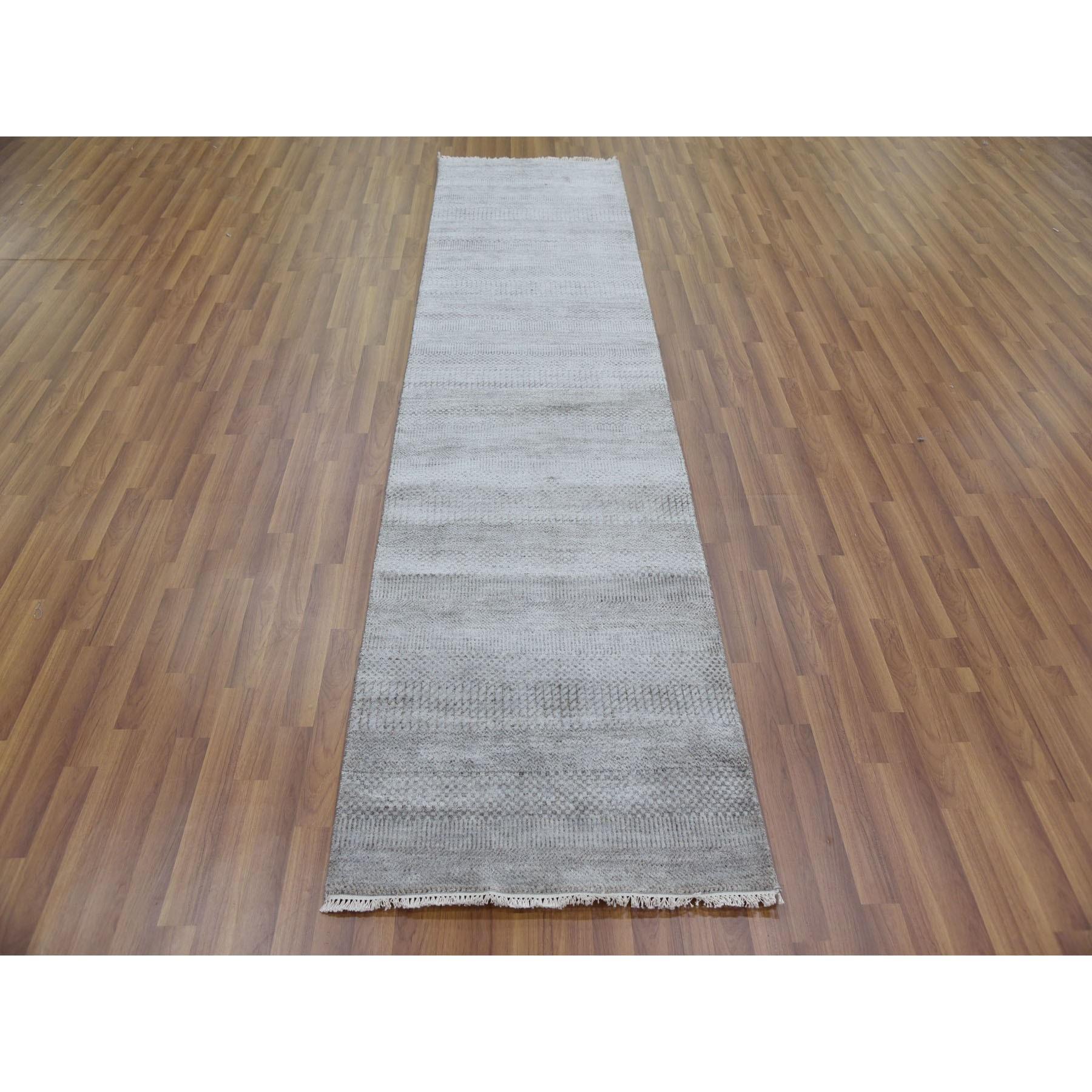 Si tratta di un autentico esemplare unico di Tappeto Orientale Runner grigio, annodato a mano con disegno di erba moderna, in lana e seta. È stato annodato per mesi e mesi con tecniche di tessitura secolari da esperti artigiani.
Materiali primari: