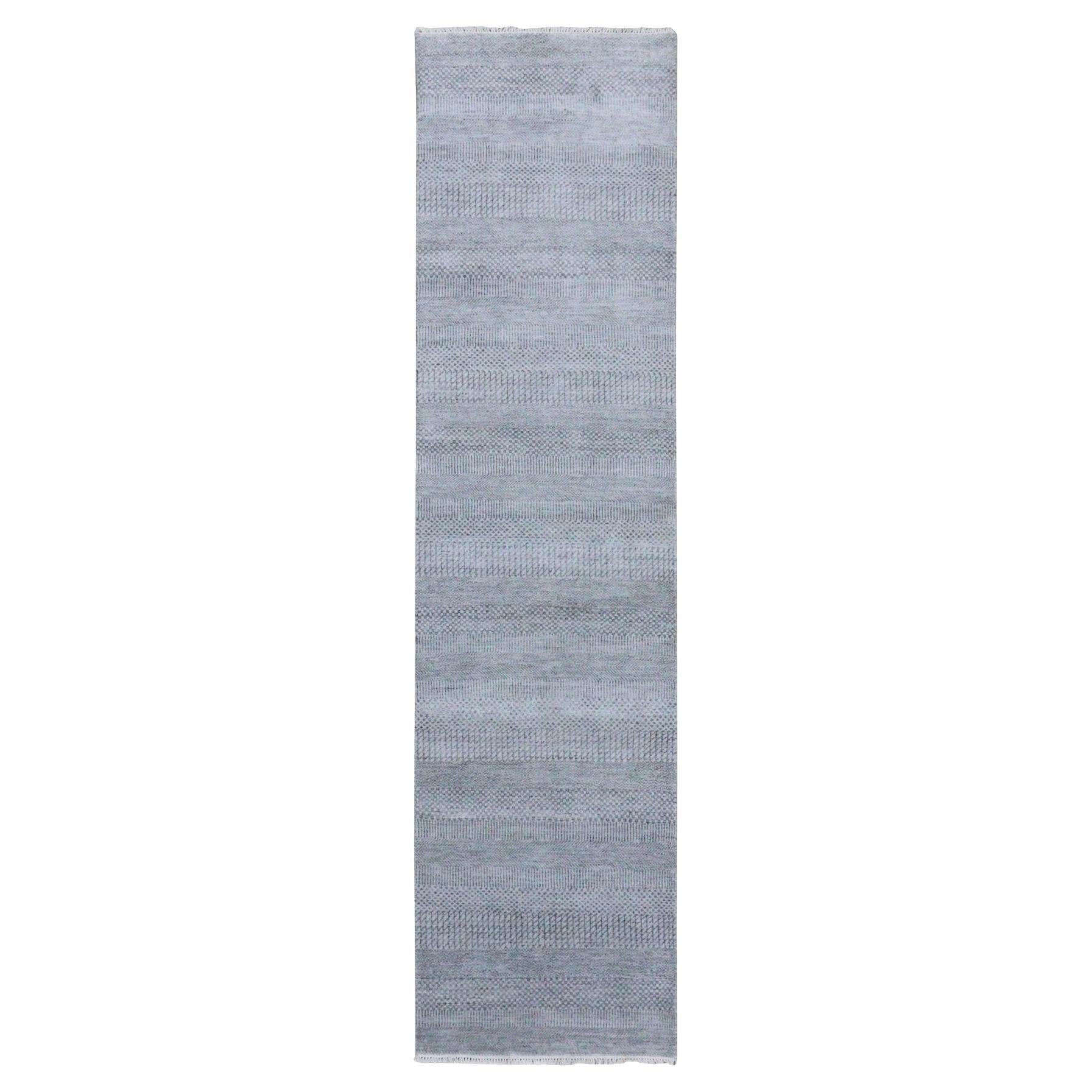 Tappeto Runner in lana e seta 2'6 "x10' grigio annodato a mano con design a erba moderno in vendita
