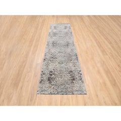2'6"x10' Gray, Hand Knotted, Transitional Design, Silk with Wool, Runner, Rug