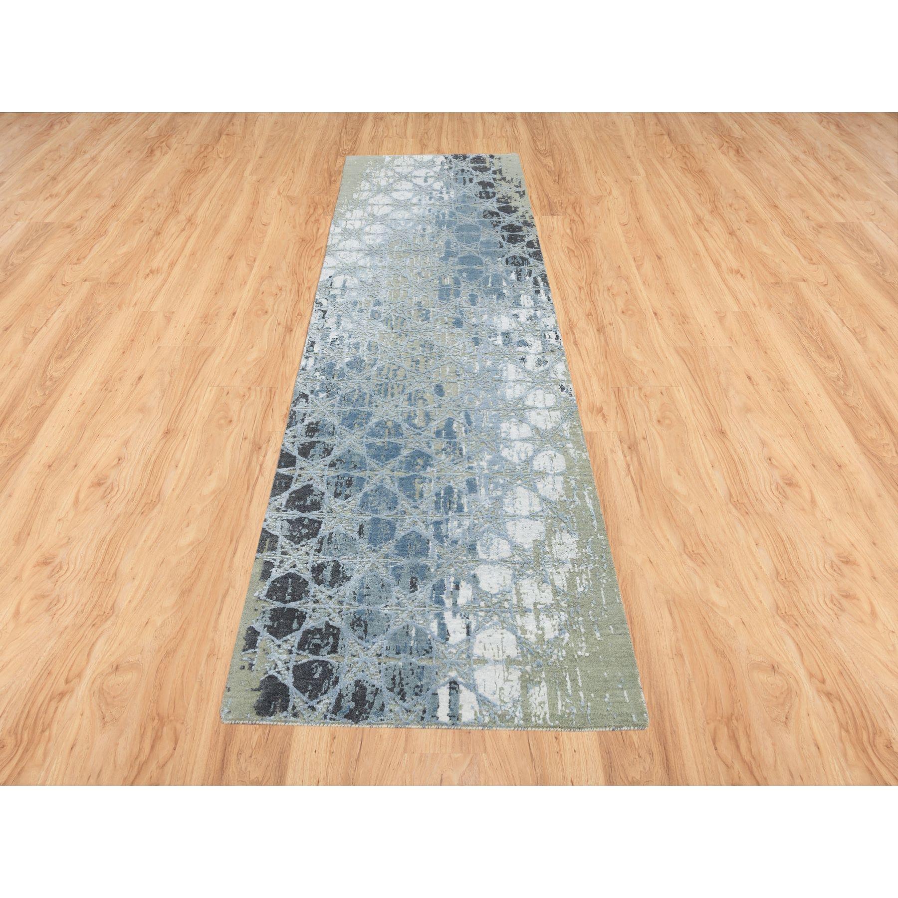 Il s'agit d'un véritable tapis d'Orient gris et bleu, noué à la main en laine et soie, THE HONEYCOMB Award Winning Design, Runner. Il a été noué pendant des mois et des mois selon des techniques de tissage séculaires par des artisans