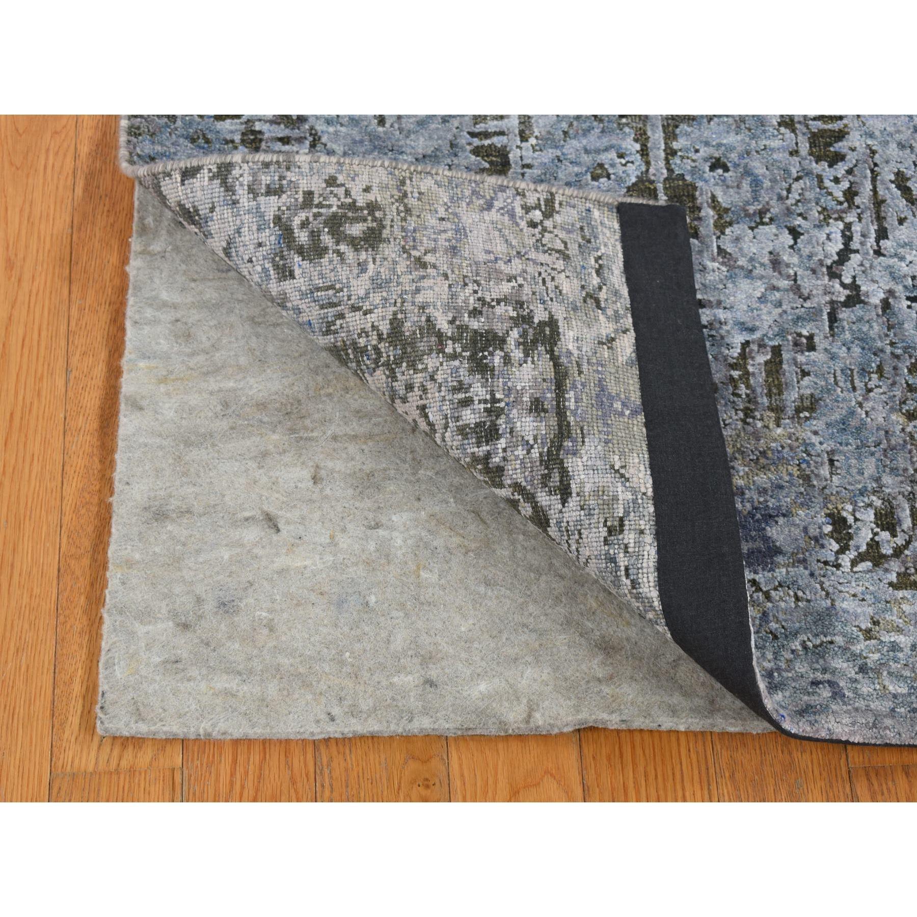 Tappeto orientale Cadet Gray, seta con lana testurizzata, annodato a mano, disegno cancellato e spezzato, runner
Materiali primari: Lana e seta
Lattice: No Pile 
altezza: 0,25 pollici
Stile: Di transizione
Colore primario: Grigio
Colori secondari: