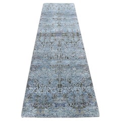 2'6 "x10' Gris, soie et laine, tapis de course à motifs effacés et brisés noués à la main
