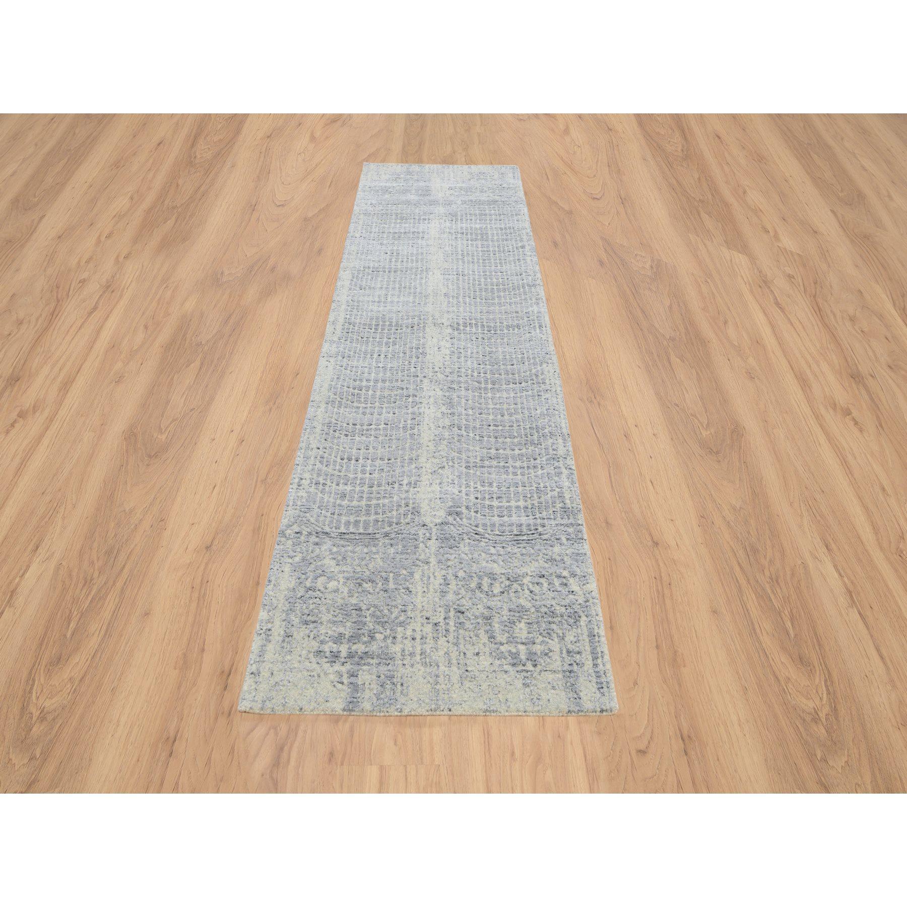 Dies ist eine wirklich echte one-of-a-kind Grau, Wolle und pflanzliche Seide, Ton in Ton Transitional Erased Design, Jacquard Hand Loomed, Oriental, Läufer Teppich. Es wurde monatelang in jahrhundertealten Webtechniken gewebt von 
Primäre