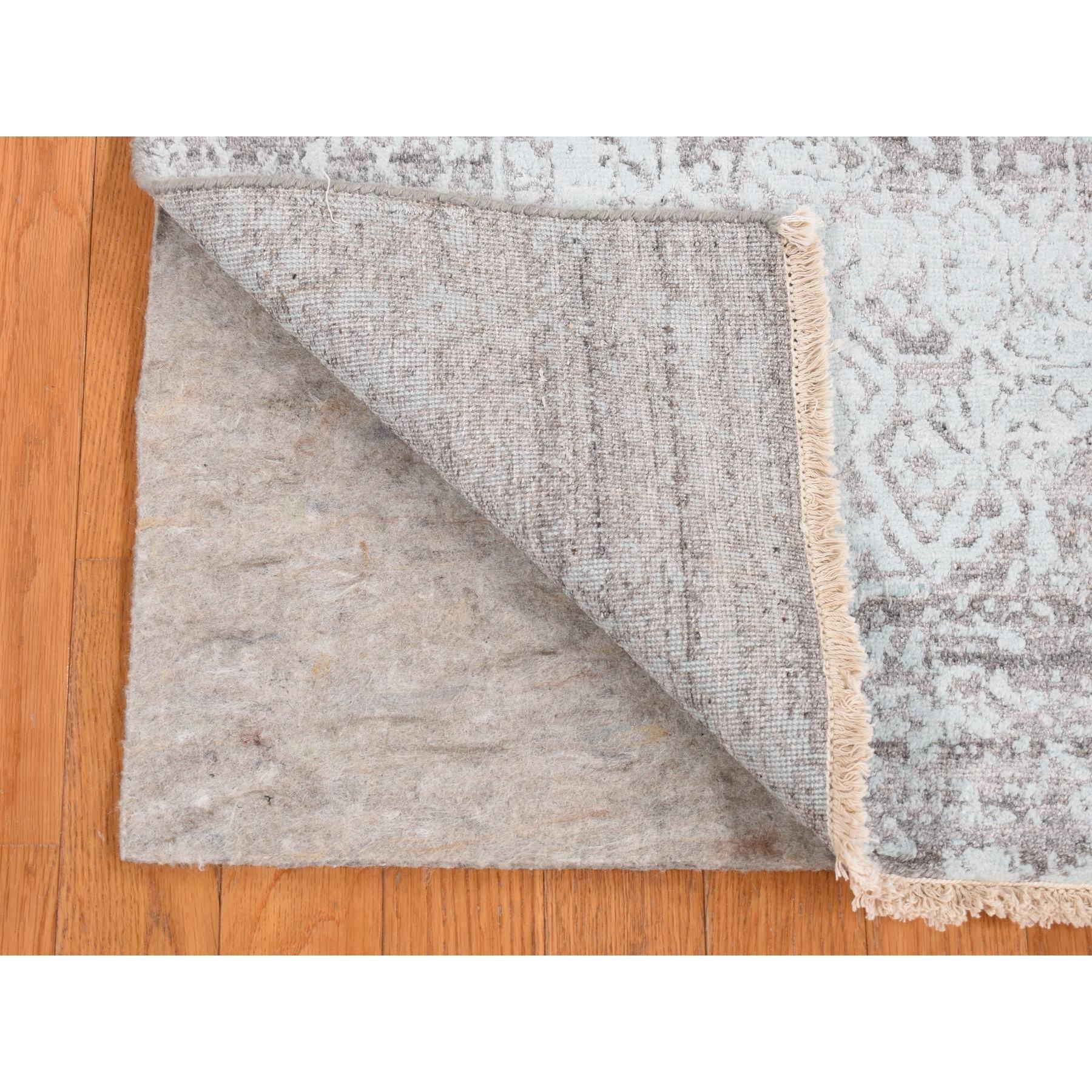 Nyanza Grün, Gebrochenes und ausradiertes persisches Design, Handgeknüpft, Wolle und Seide, Läufer Orientteppich
Primäre MATERIALIEN: Wolle & Seide
Latex: Kein Flor 
Höhe: 0,25 Zoll
Stil: Transitional
Grundfarbe: Grün
Sekundäre Farben: Grau
Muster: