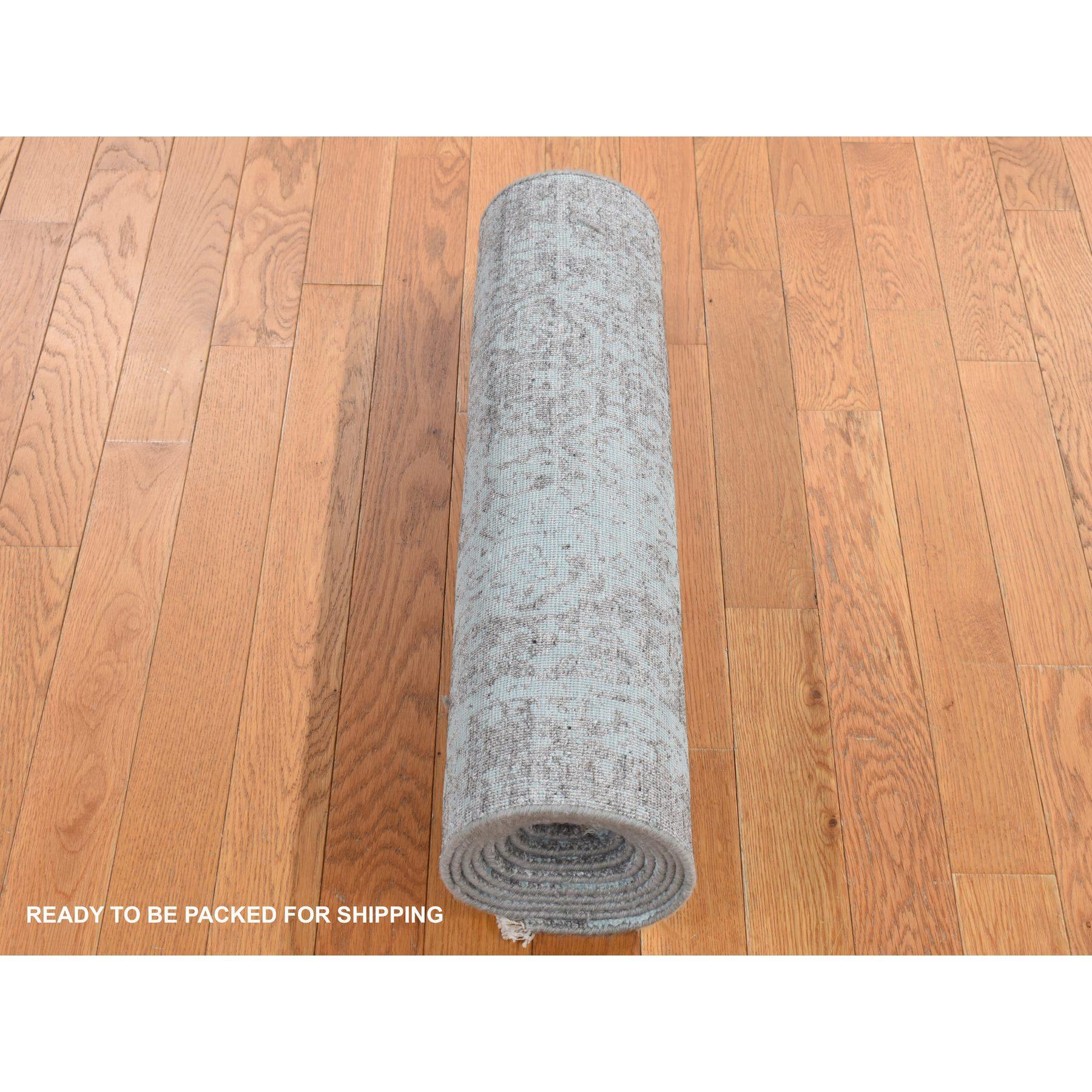 2'6''x10' Grün, Erased Persian Design, Handgeknüpft, Wolle und Seide Läufer Teppich im Zustand „Neu“ im Angebot in Carlstadt, NJ