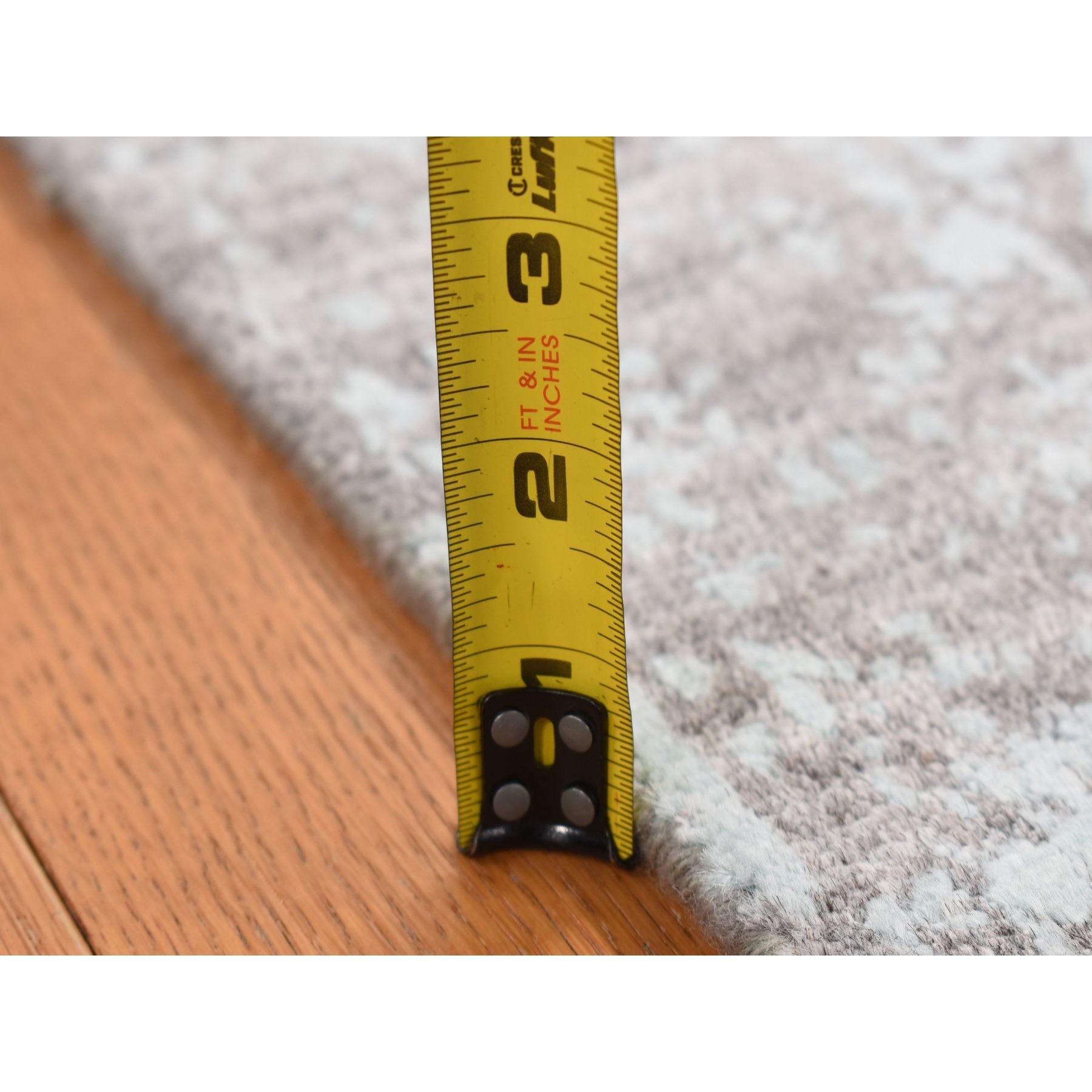 2'6''x10' Grün, Erased Persian Design, Handgeknüpft, Wolle und Seide Läufer Teppich (21. Jahrhundert und zeitgenössisch) im Angebot