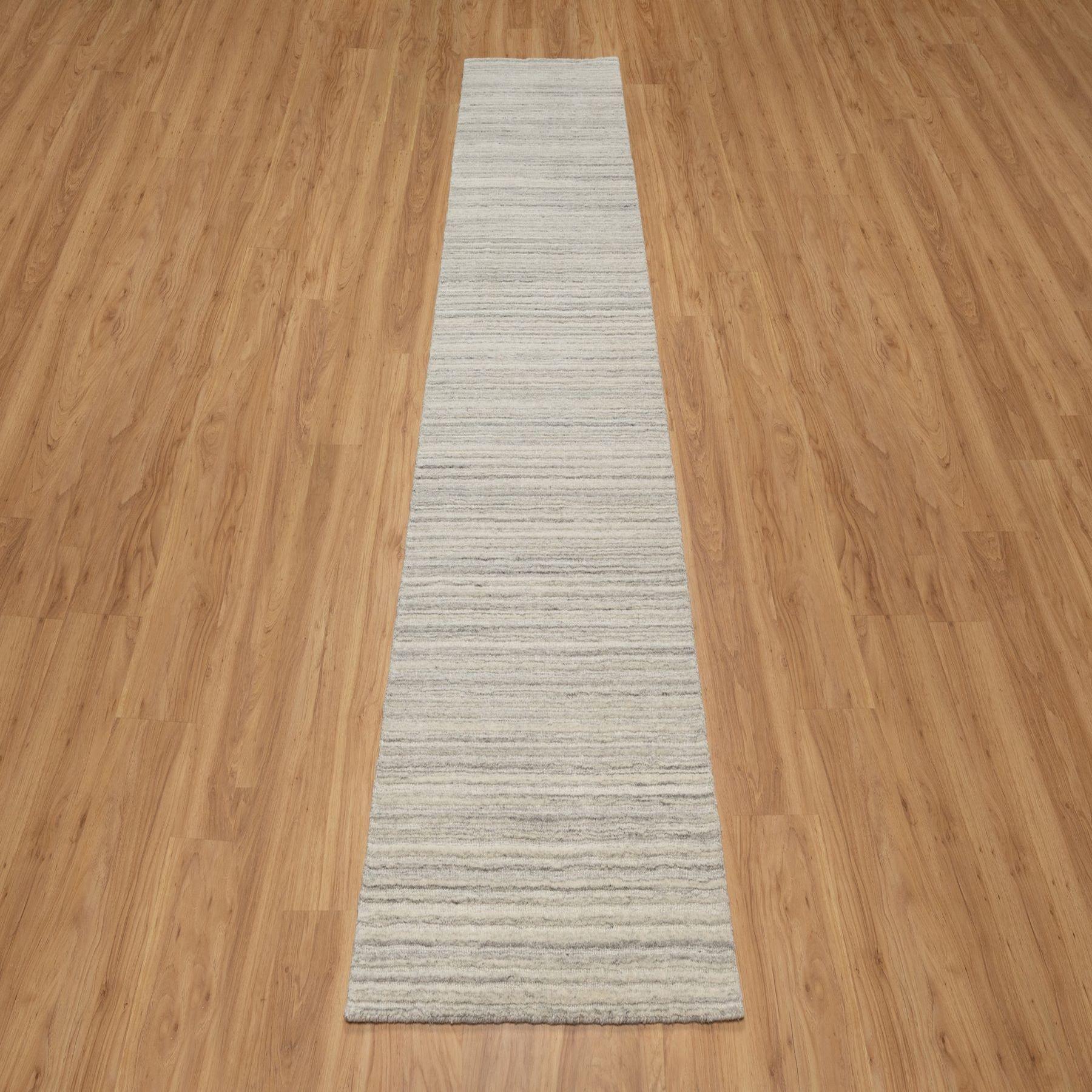Ecru Braun, Buntes strukturiertes modernes Design, Reine Wolle, Handgeknüpft, Üppig und Plüsch, Läufer, Orientteppich
Primäre MATERIALIEN: Wolle
Latex: Kein Flor 
Höhe: 0,25 Zoll
Stil: Transitional
Grundfarbe: Beige
Sekundäre Farben: Beige
Muster: