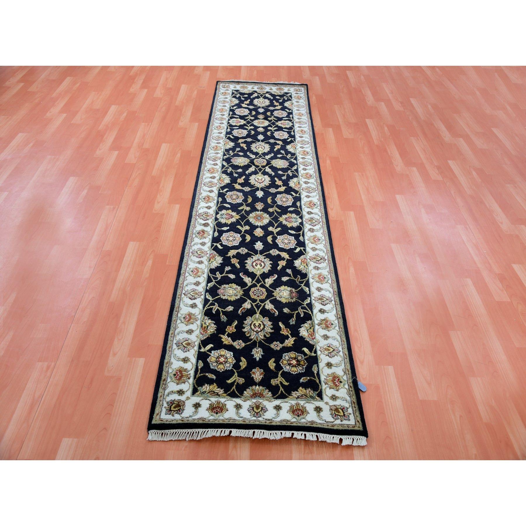 Dies ist eine wirklich echte one-of-a-kind Hand Knotted Rajasthan Design Wolle und Seide Orientteppich. Es wurde monatelang von erfahrenen Kunsthandwerkern in jahrhundertealten Webtechniken geknüpft.
Primäre MATERIALIEN: Wolle
Latex: Kein Flor