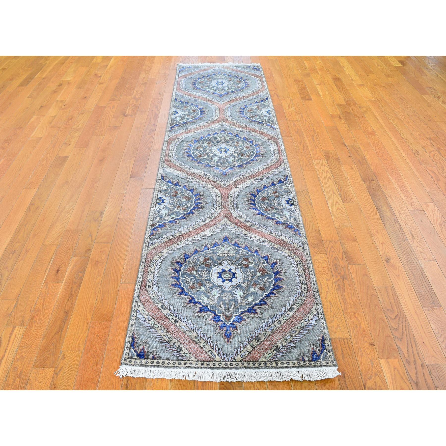 Dies ist eine wirklich echte one-of-a-kind Grau echte Seide mit strukturierter Wolle Mughal Design Hand geknüpft Läufer Orientalische Teppich Es wurde gewebt für Monate und Monate in der Jahrhunderte alten persischen Weberei Handwerkstechniken von