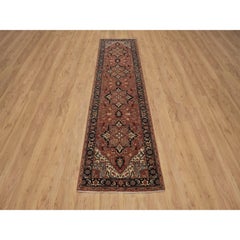 2'6 "x10' Roter weicher Wollteppich, handgeknüpft, antikisiert, feiner Heriz Re-Creation Läufer