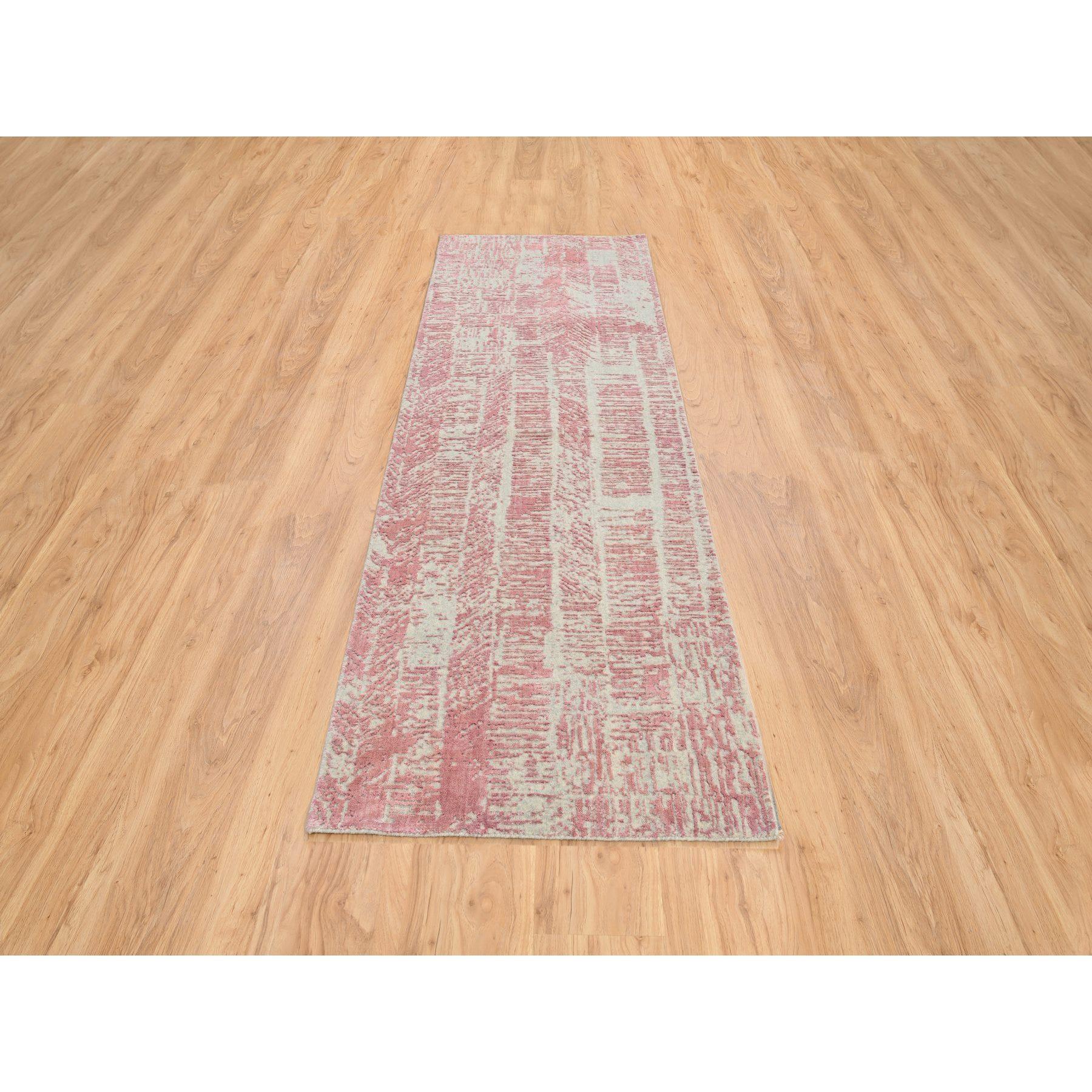 Il s'agit d'un véritable tapis d'Orient, unique en son genre, Rose, All Over Design Laine et Soie d'Art, tissé à la main en Jacquard, Runner. Il a été tissé pendant des mois et des mois selon des techniques artisanales séculaires par des artisans
