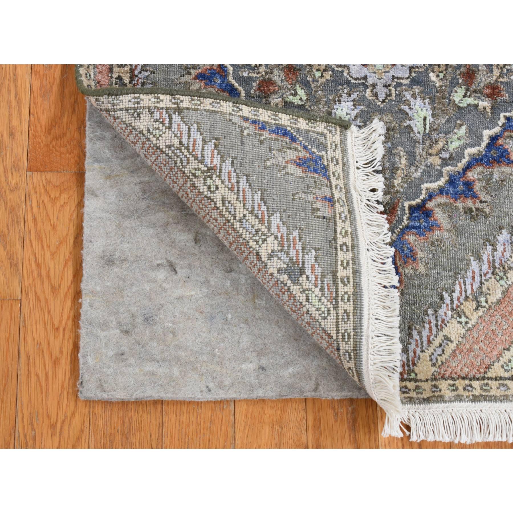 Storm Gray, disegno floreale di ispirazione Mughal, pura seta con lana testurizzata, annodato a mano, tappeto orientale Runner
Materiali primari: Lana e seta
Lattice: No Pile 
altezza: 0,25 pollici
Stile: Di transizione
Colore primario: